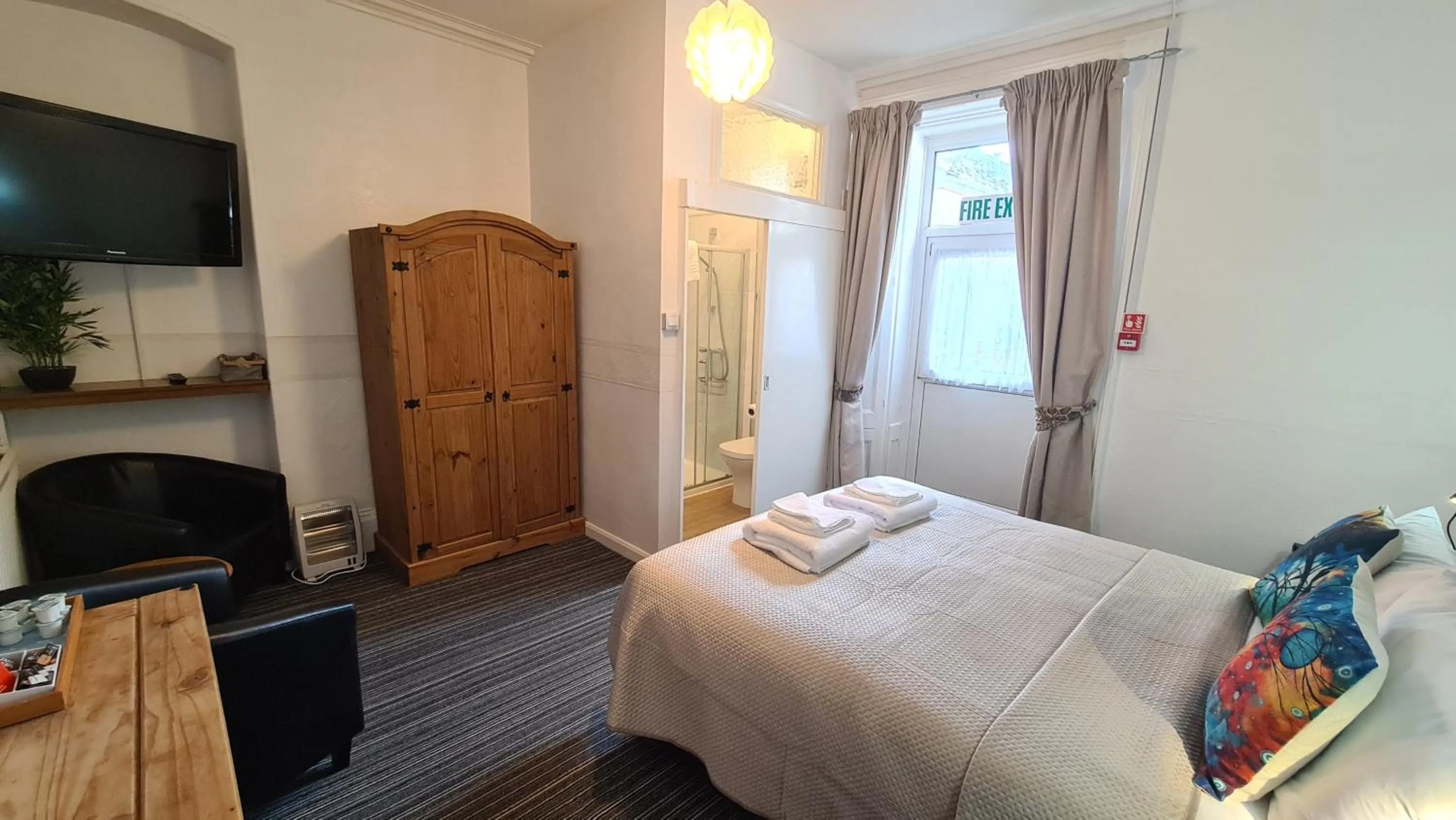 Bed in The Torland - Paignton Seafront - free parking, all rooms en-suite