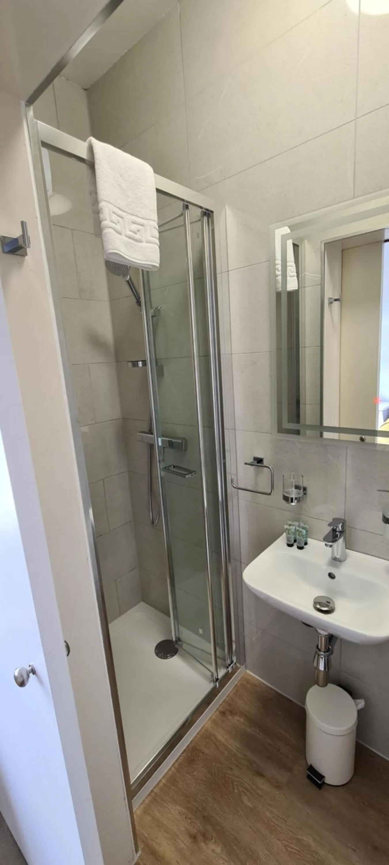 Shower in The Torland - Paignton Seafront - free parking, all rooms en-suite