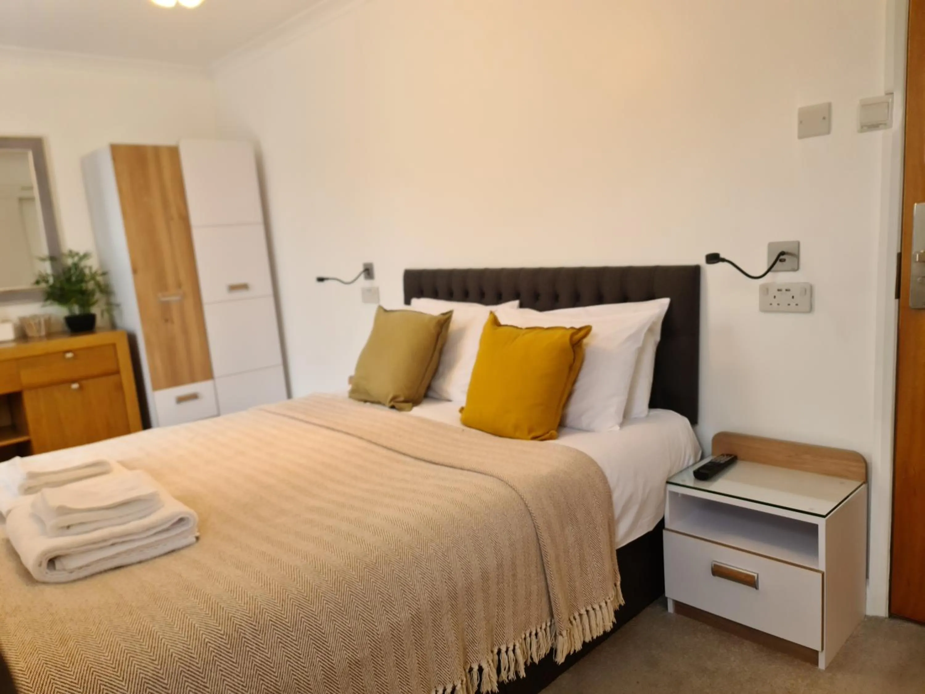 Photo of the whole room, Bed in The Torland - Paignton Seafront - free parking, all rooms en-suite