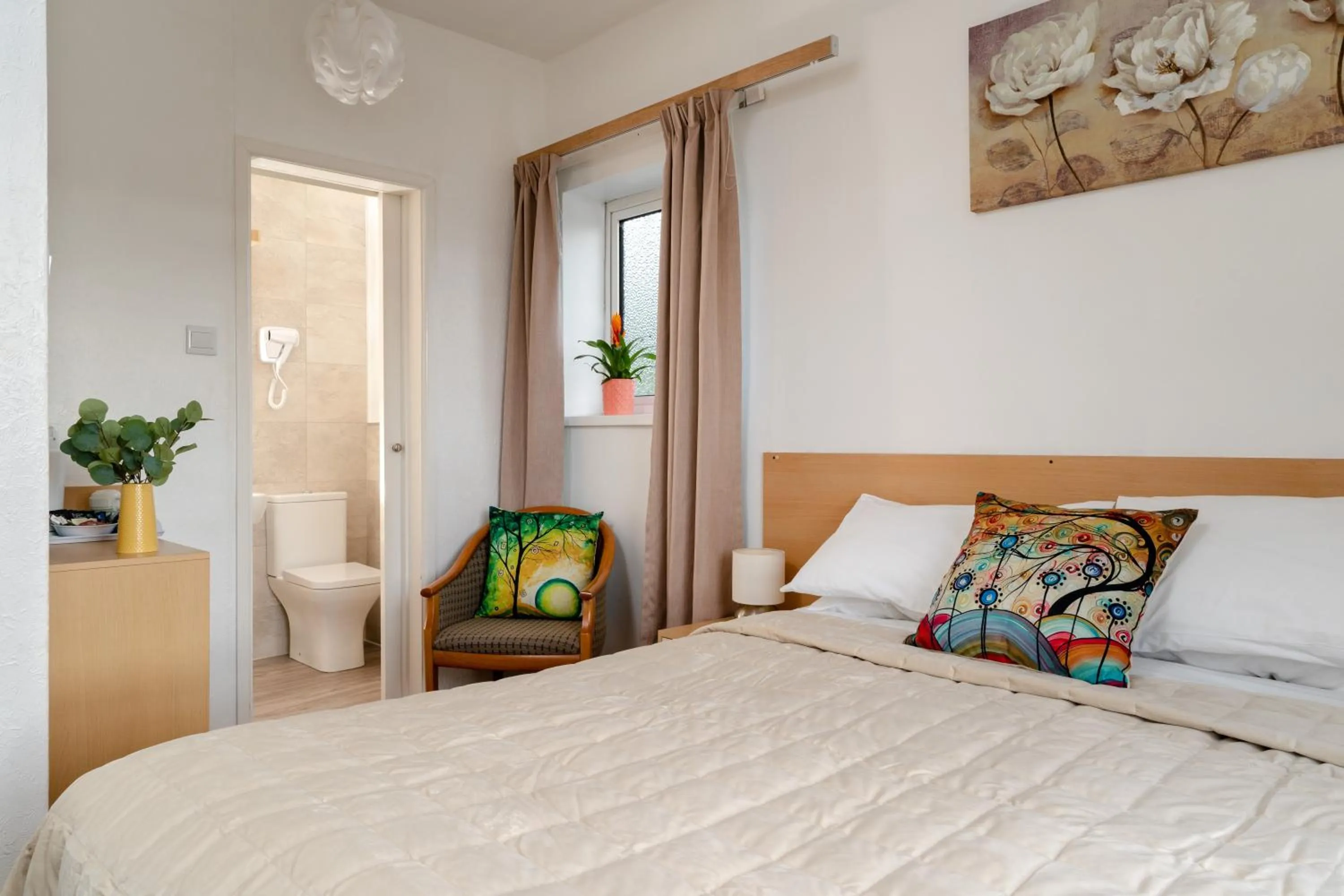 Photo of the whole room, Bed in The Torland - Paignton Seafront - free parking, all rooms en-suite