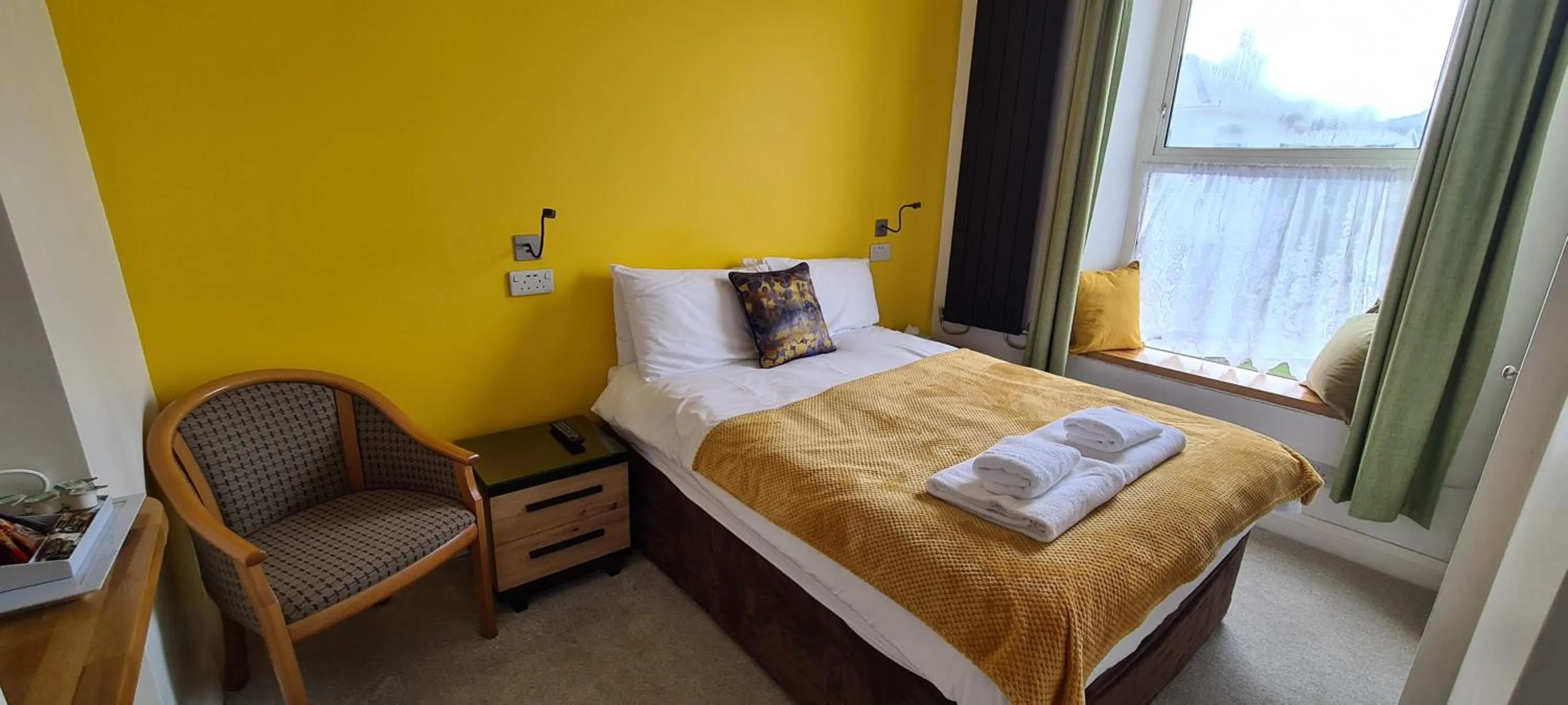 Bed in The Torland - Paignton Seafront - free parking, all rooms en-suite