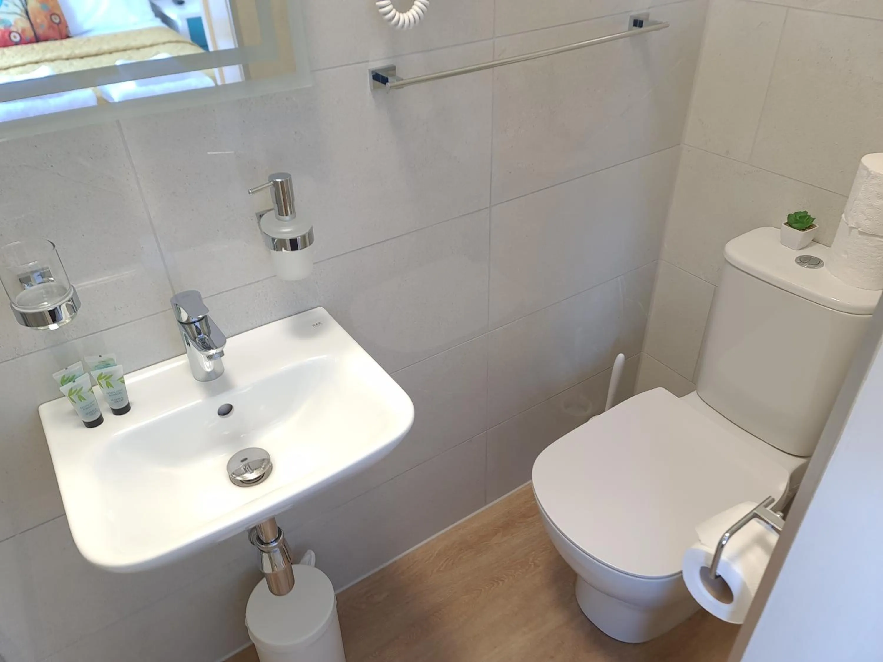 Shower in The Torland - Paignton Seafront - free parking, all rooms en-suite