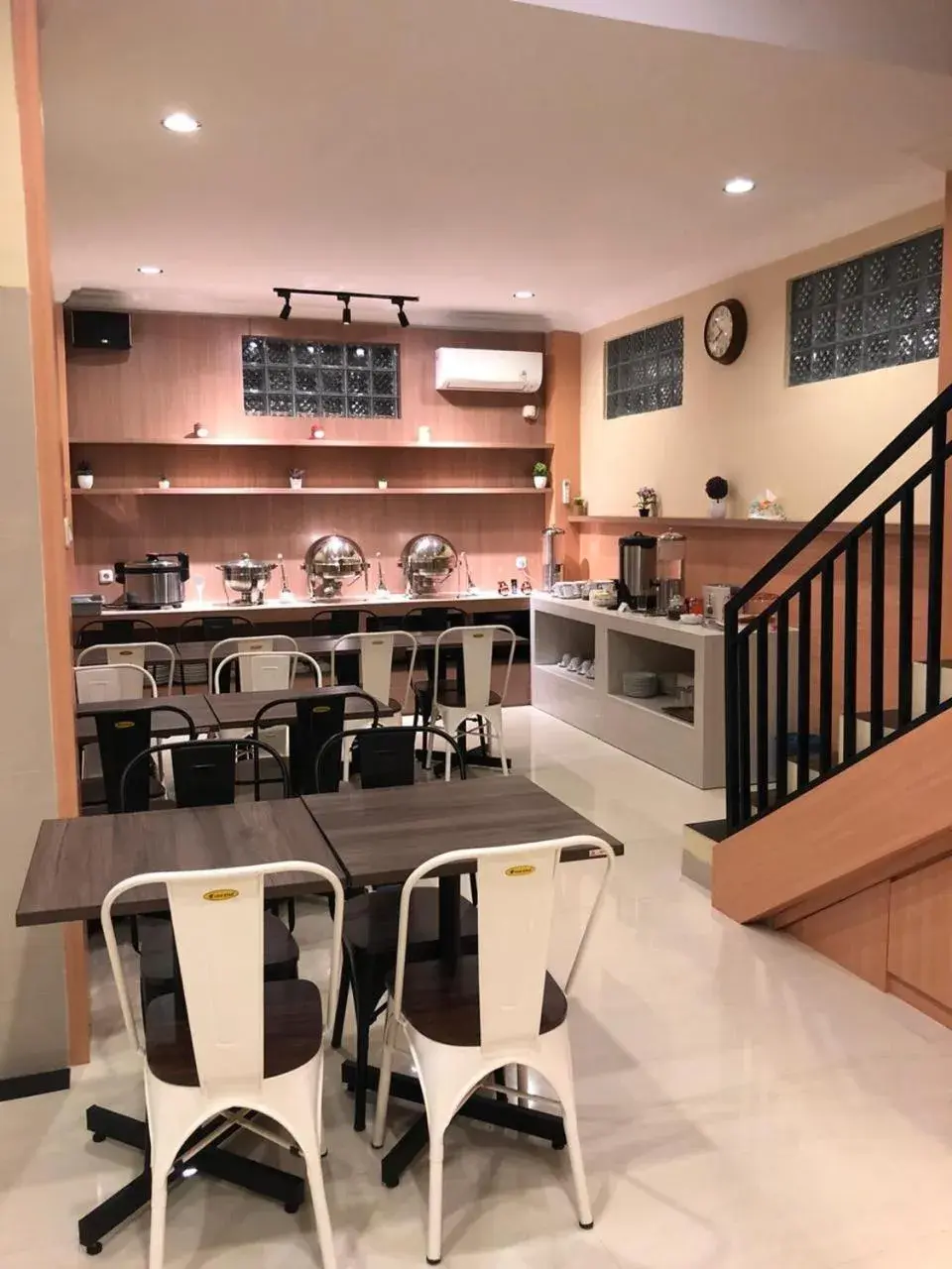 Restaurant/places to eat in LCR HOTEL Restaurant/places to eat in LCR HOTEL