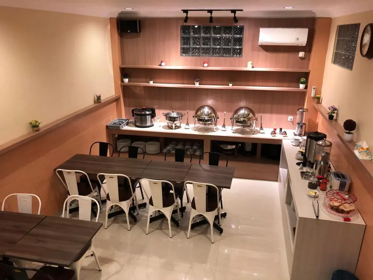 Restaurant/places to eat in LCR HOTEL Restaurant/places to eat in LCR HOTEL