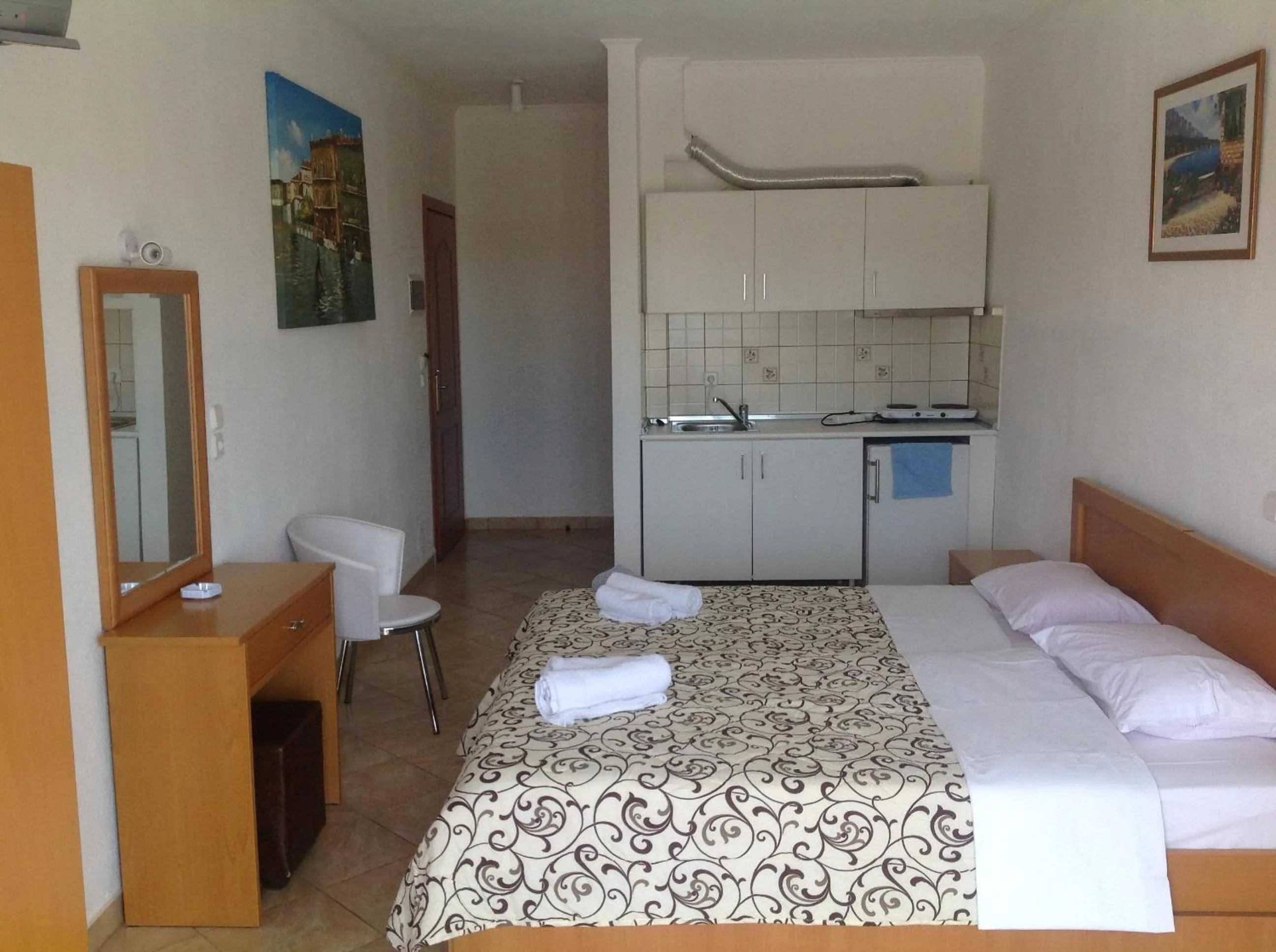 Photo of the whole room, Bed in Villa Platanos