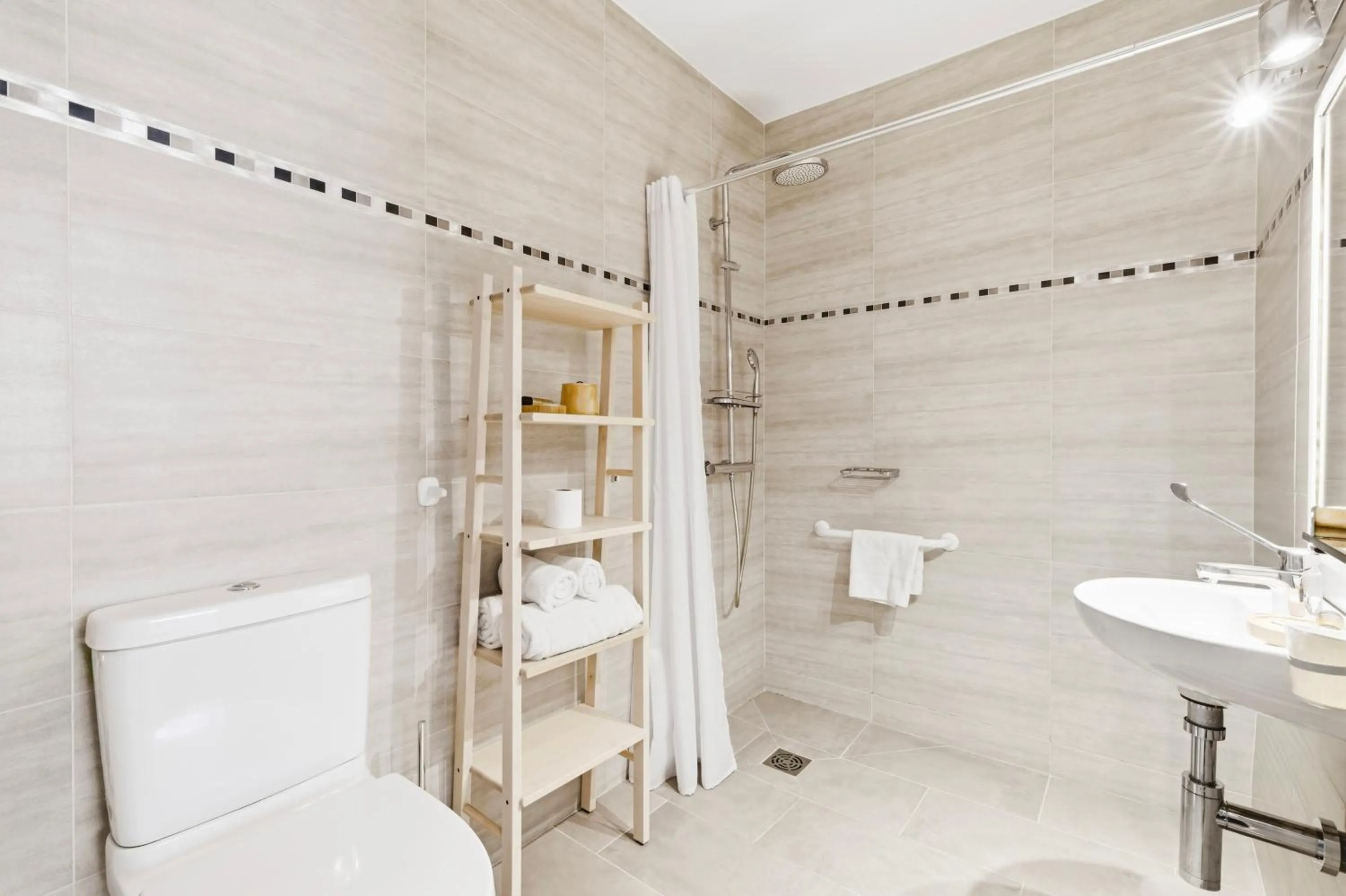 Shower in Villa Claudia Hotel Cannes Centre - Parking