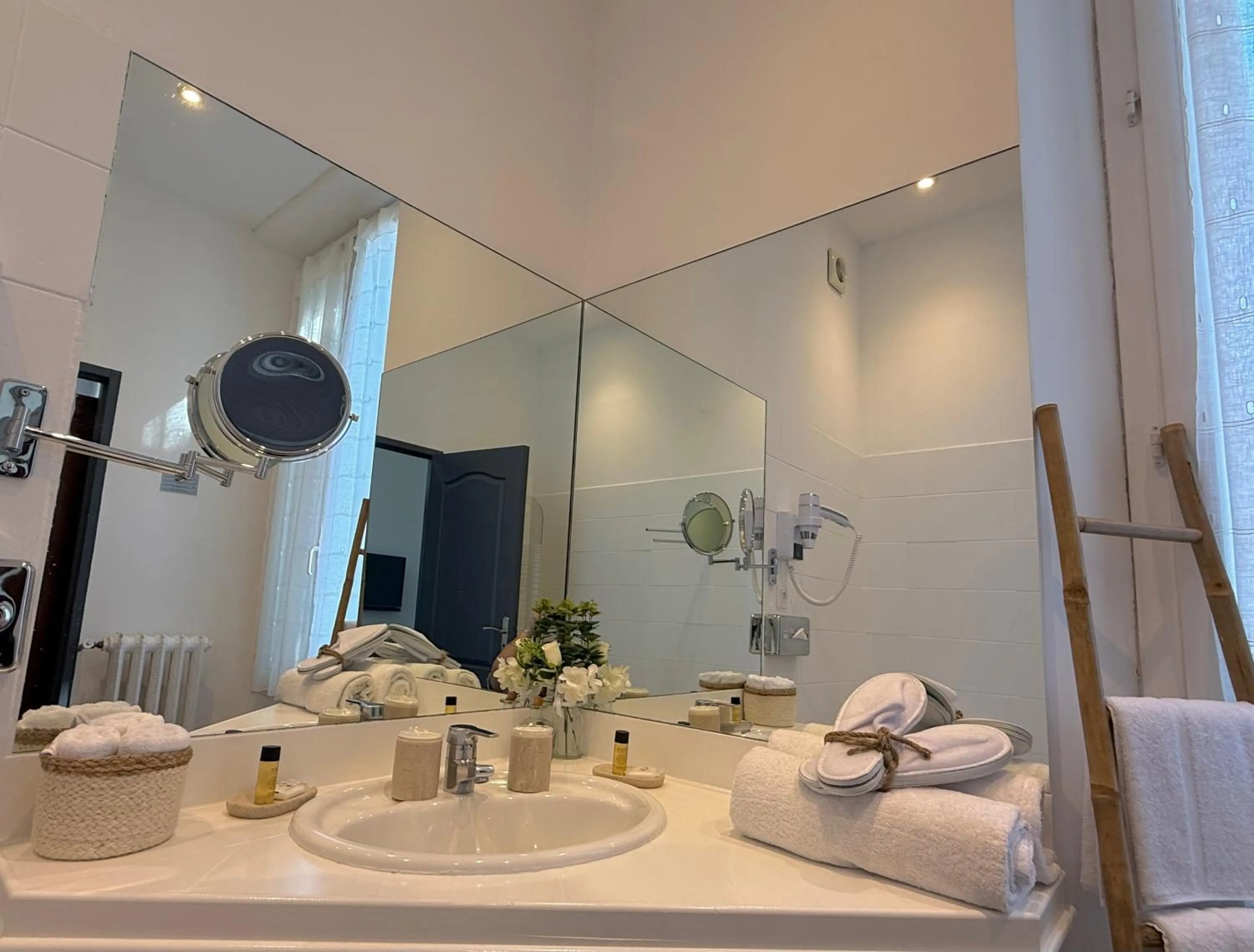 Bathroom in Villa Claudia Hotel Cannes Centre - Parking