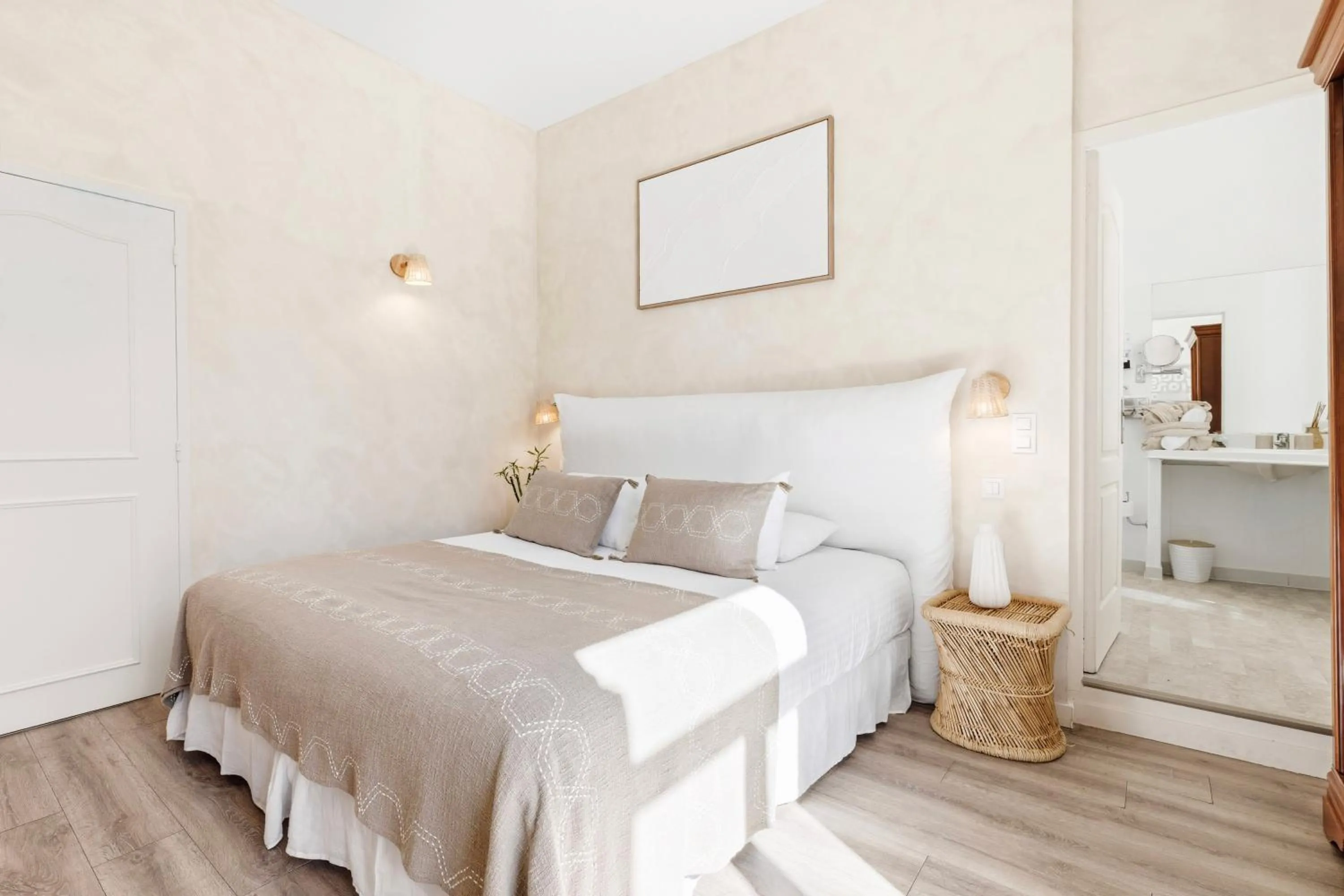 Bed in Villa Claudia Hotel Cannes Centre - Parking