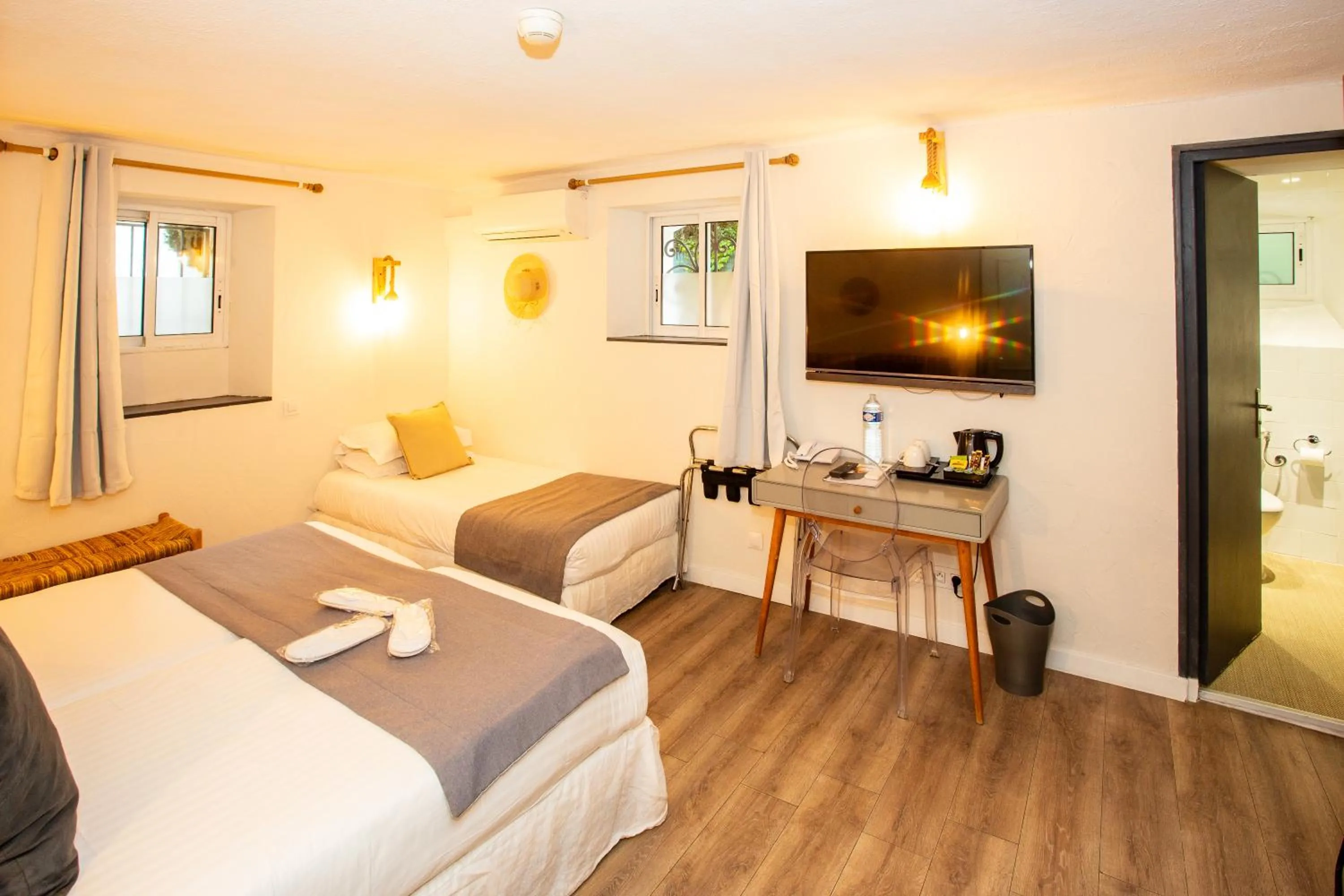 Bed in Villa Claudia Hotel Cannes Centre - Parking