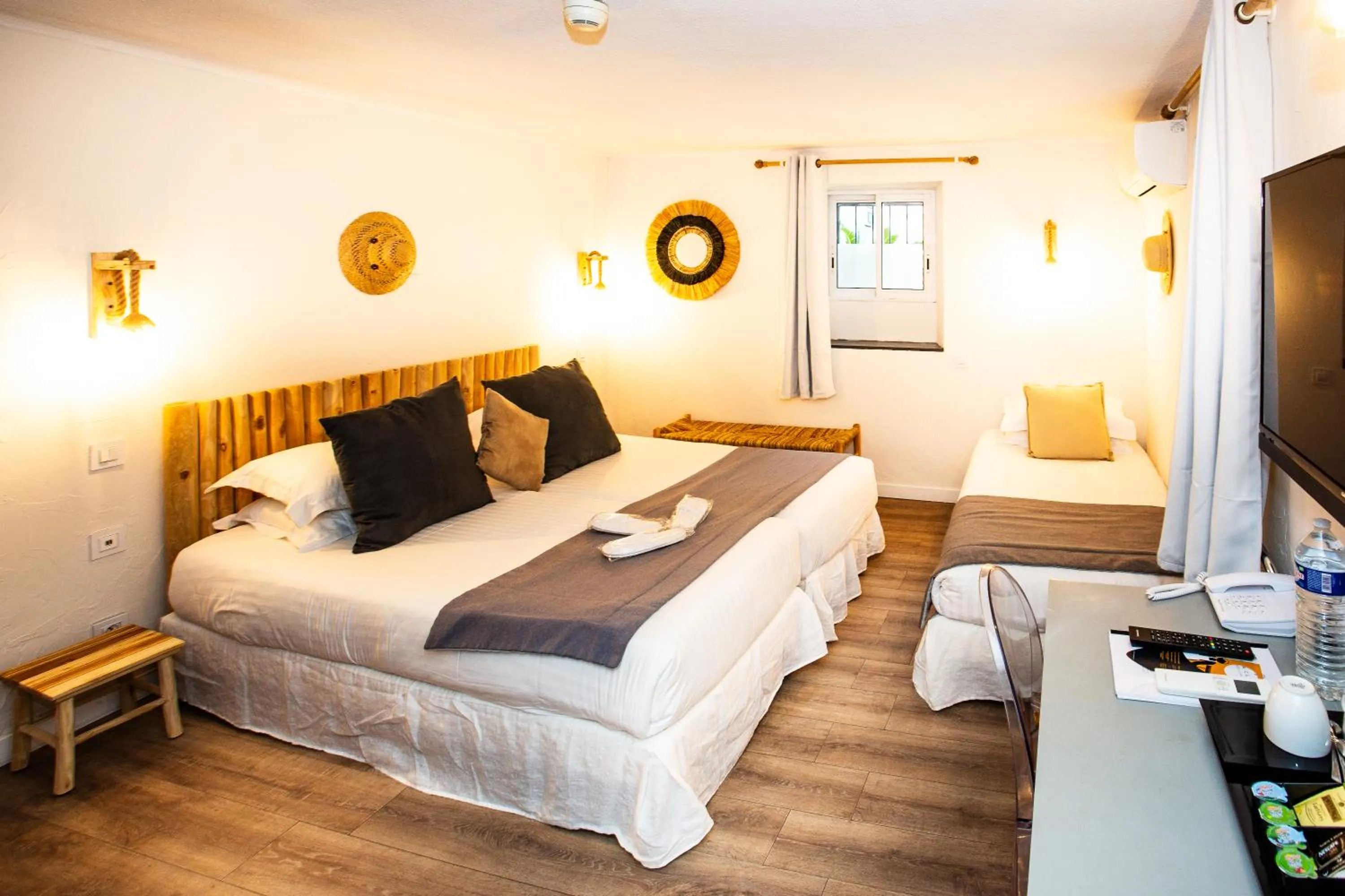 Bed in Villa Claudia Hotel Cannes Centre - Parking