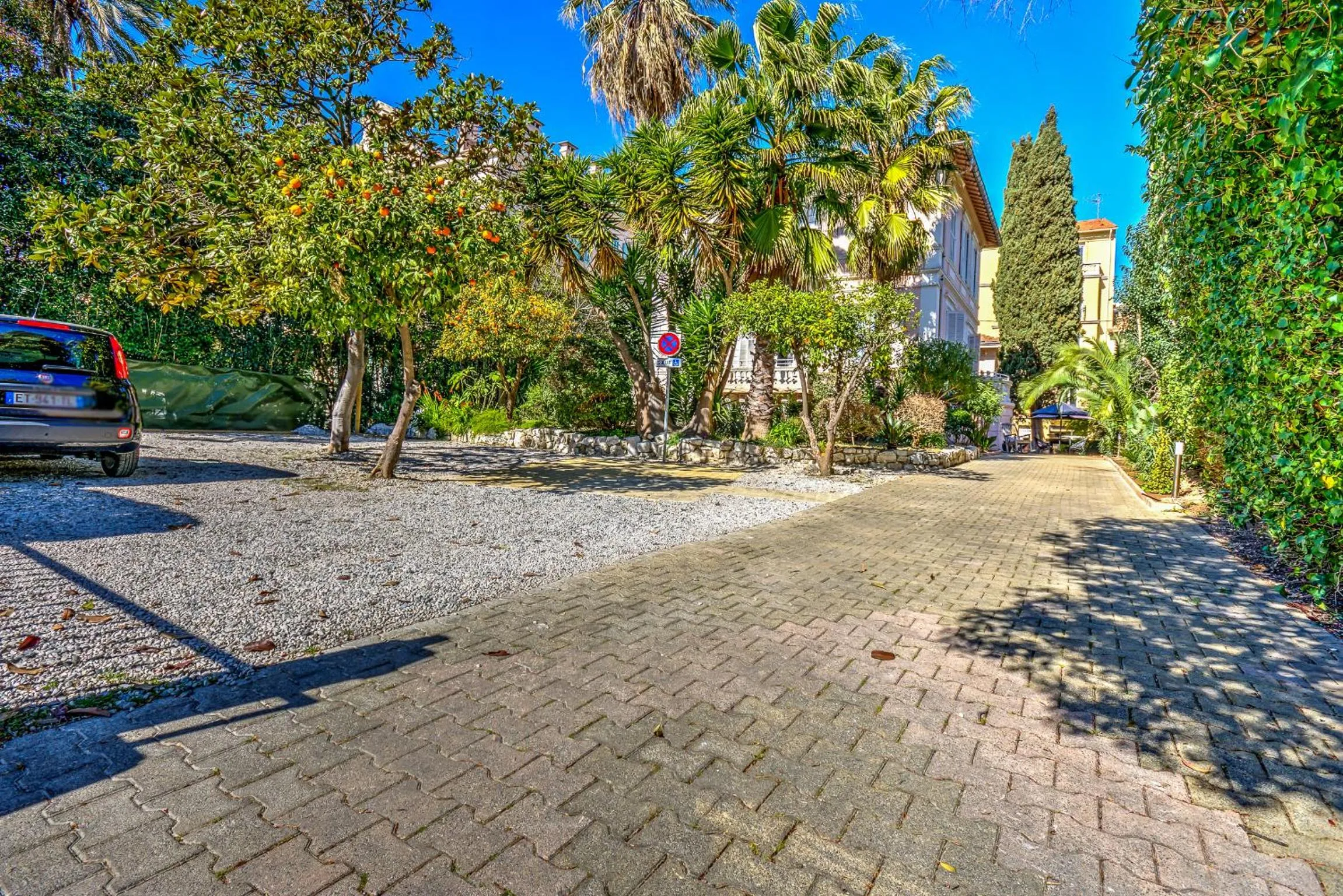 Natural landscape in Villa Claudia Hotel Cannes Centre - Parking