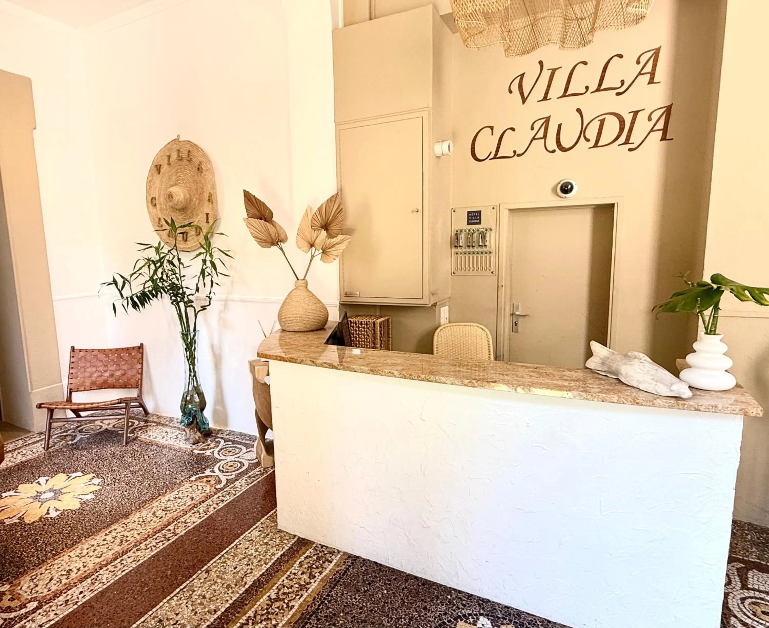 Property building in Villa Claudia Hotel Cannes Centre - Parking