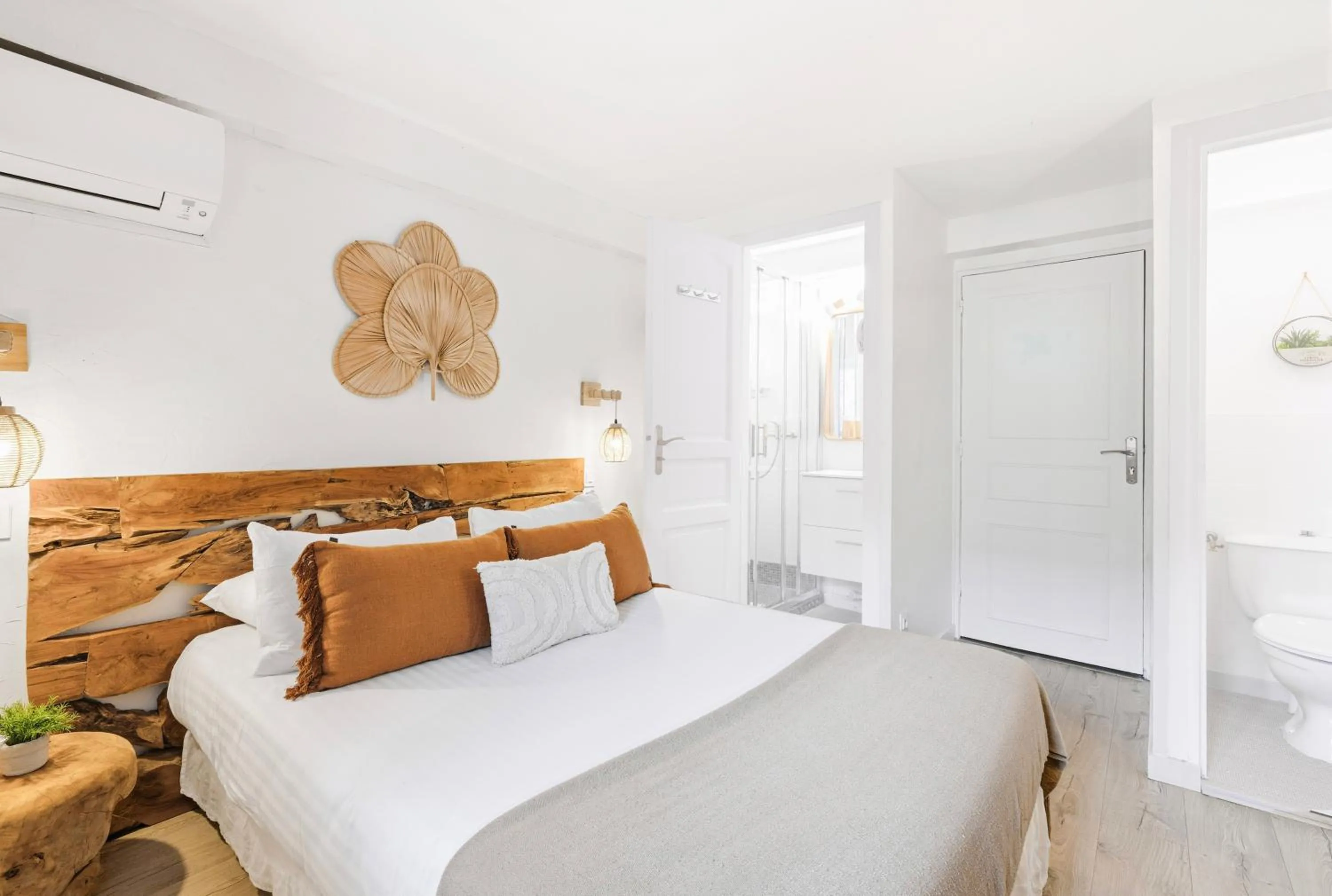 Bed in Villa Claudia Hotel Cannes Centre - Parking