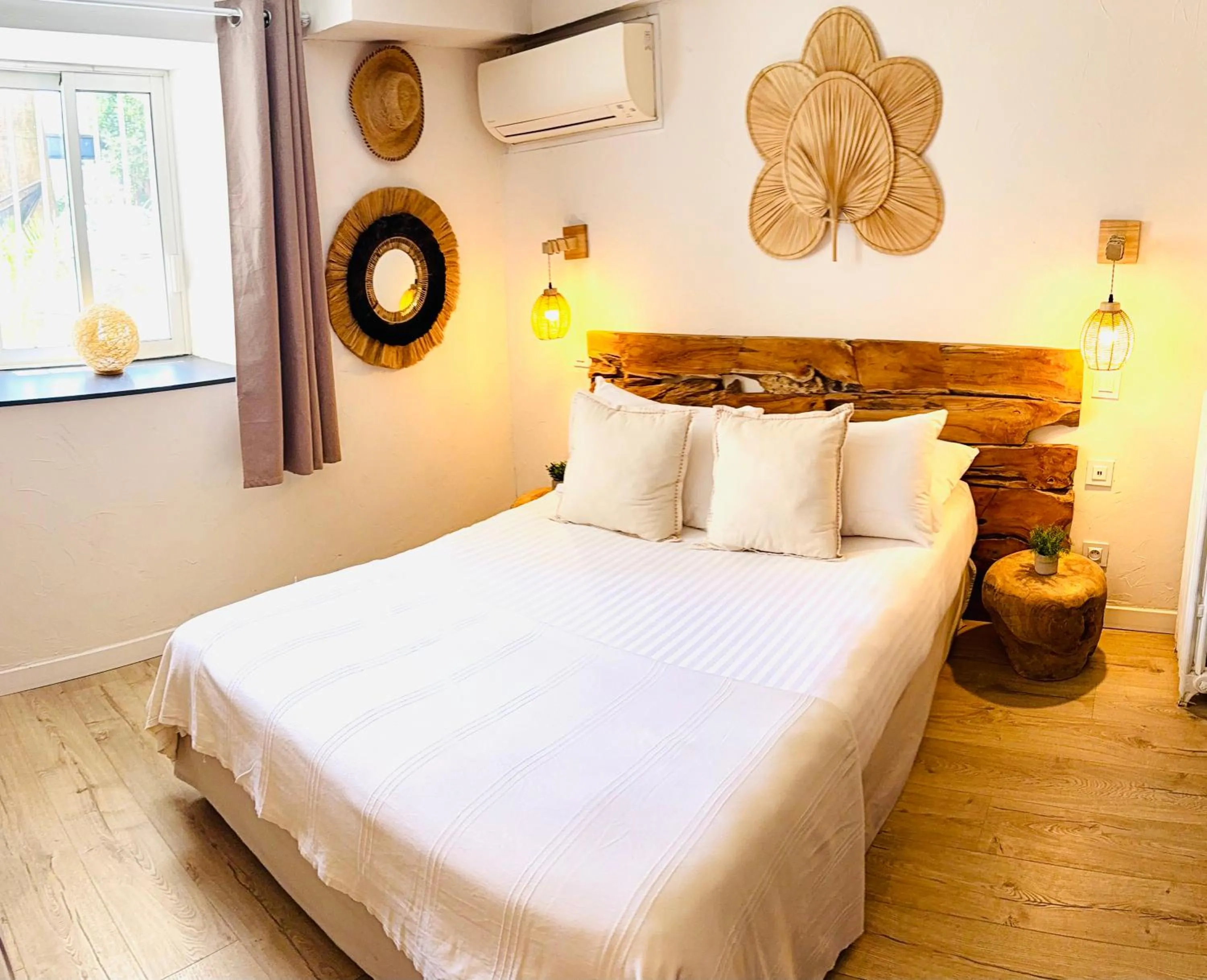 Bed in Villa Claudia Hotel Cannes Centre - Parking