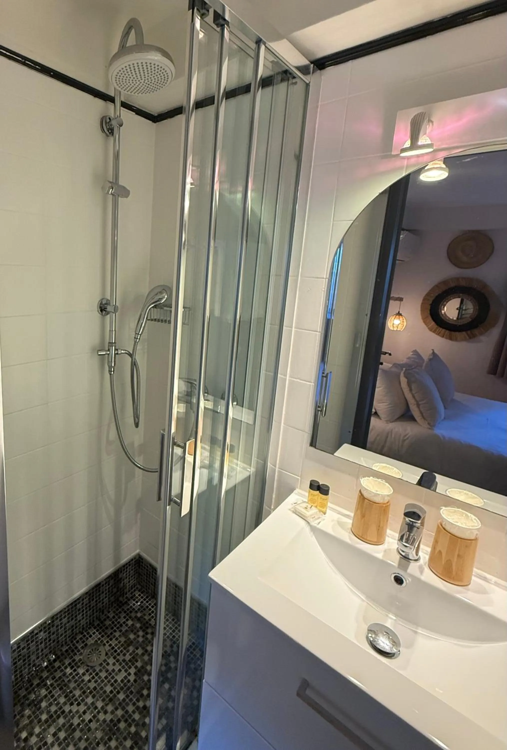 Shower in Villa Claudia Hotel Cannes Centre - Parking
