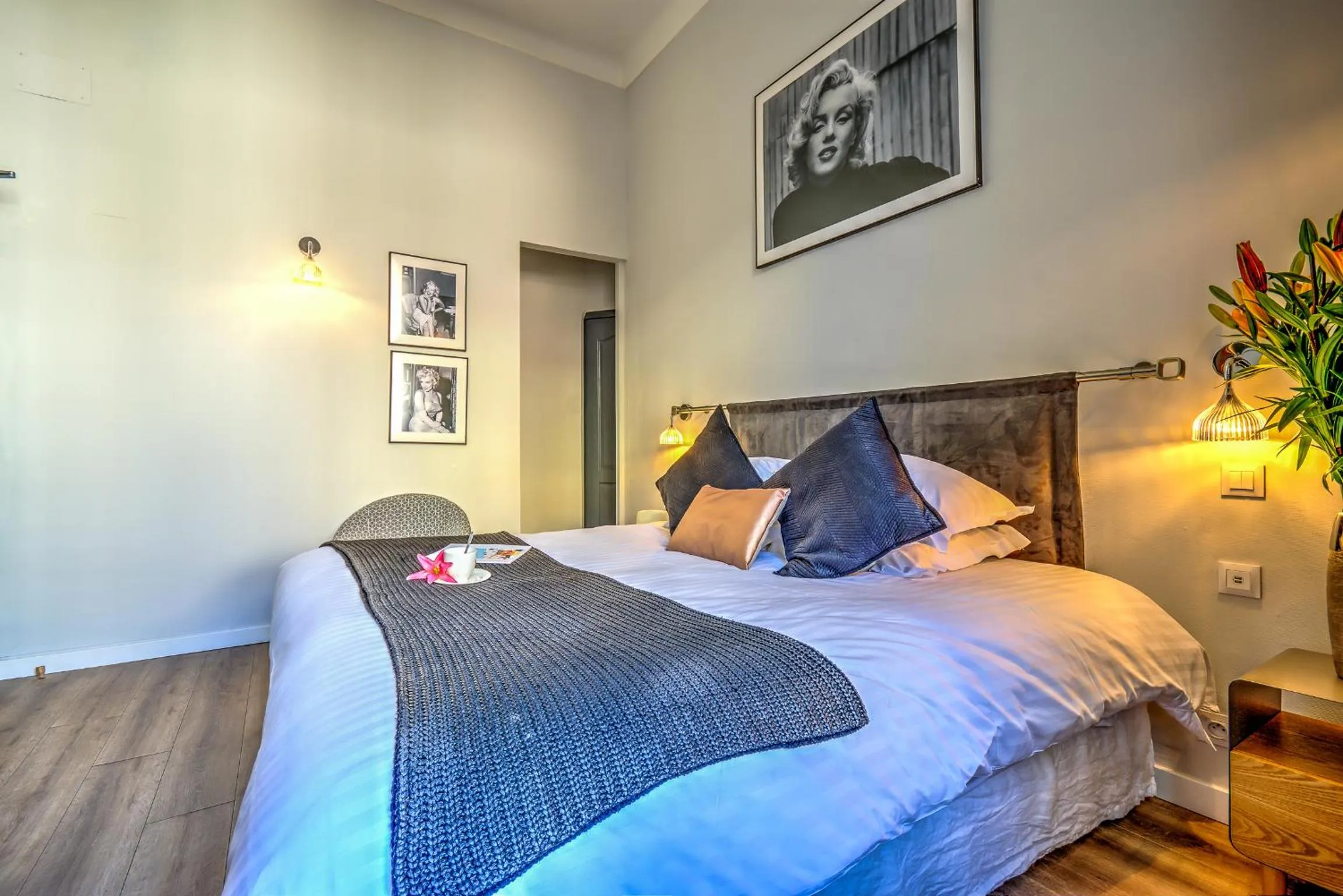 Bed in Villa Claudia Hotel Cannes Centre - Parking