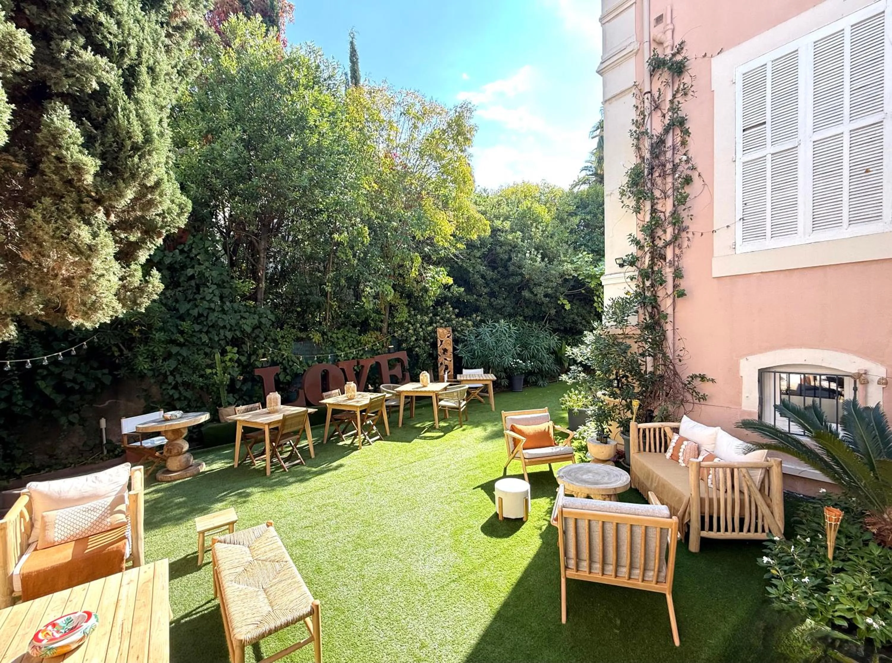 Property building in Villa Claudia Hotel Cannes Centre - Parking