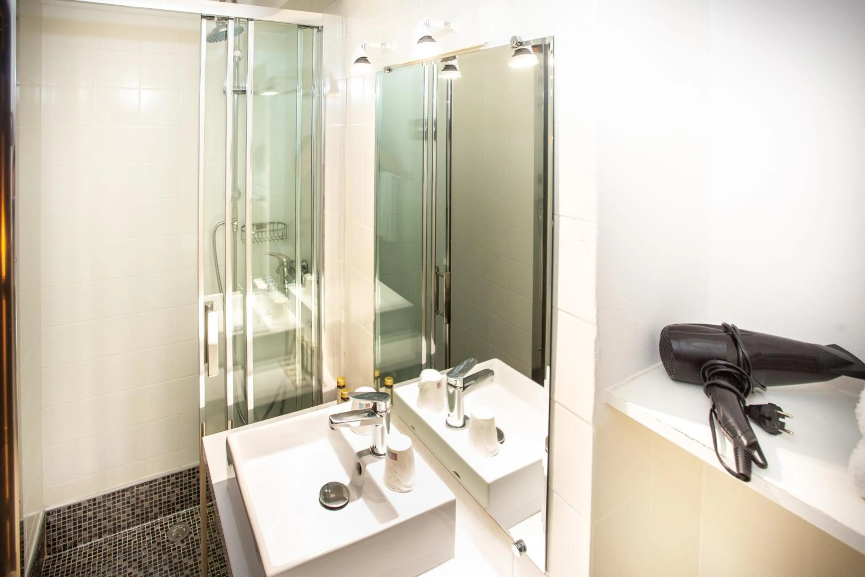 Shower in Villa Claudia Hotel Cannes Centre - Parking