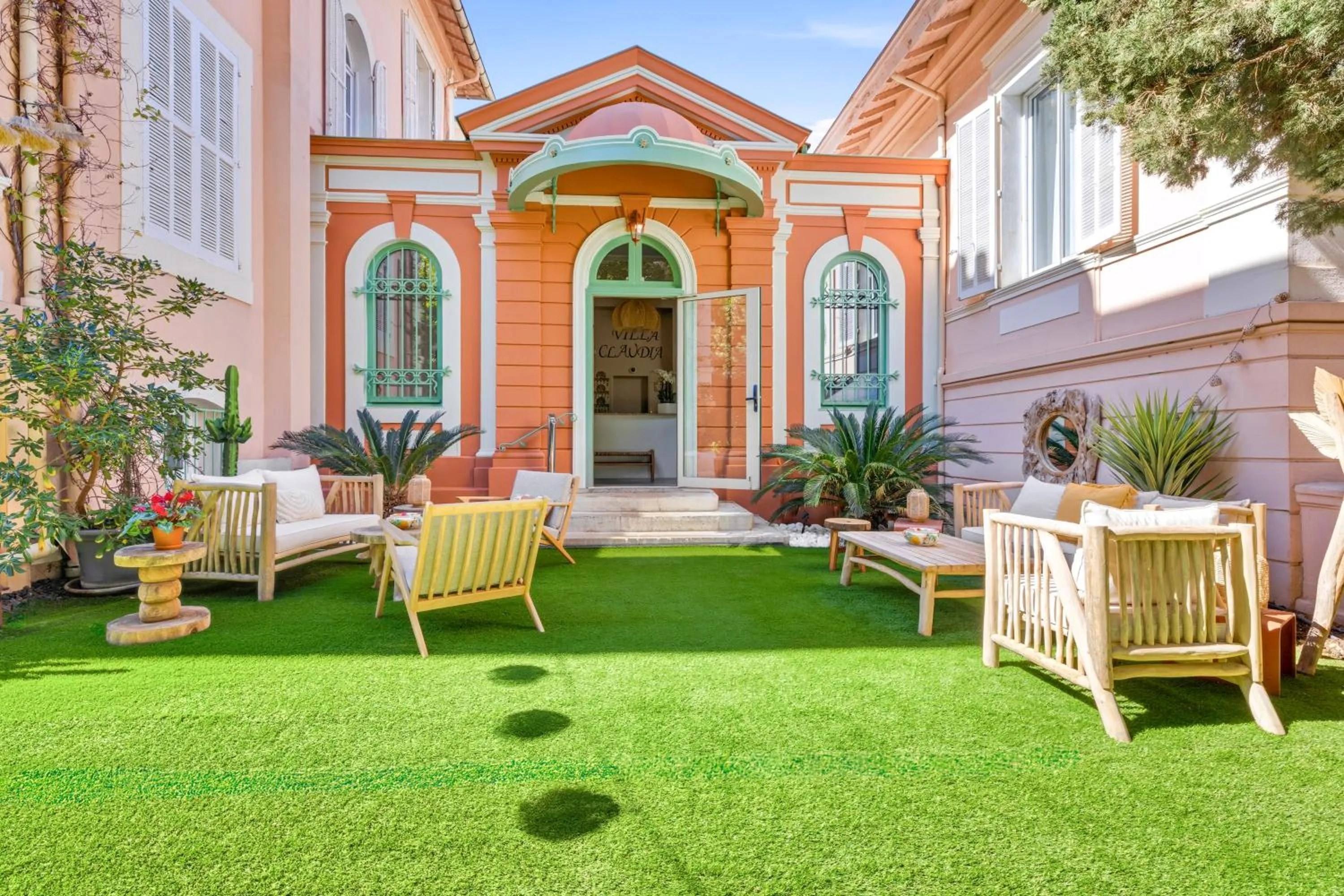 Property building in Villa Claudia Hotel Cannes Centre - Parking