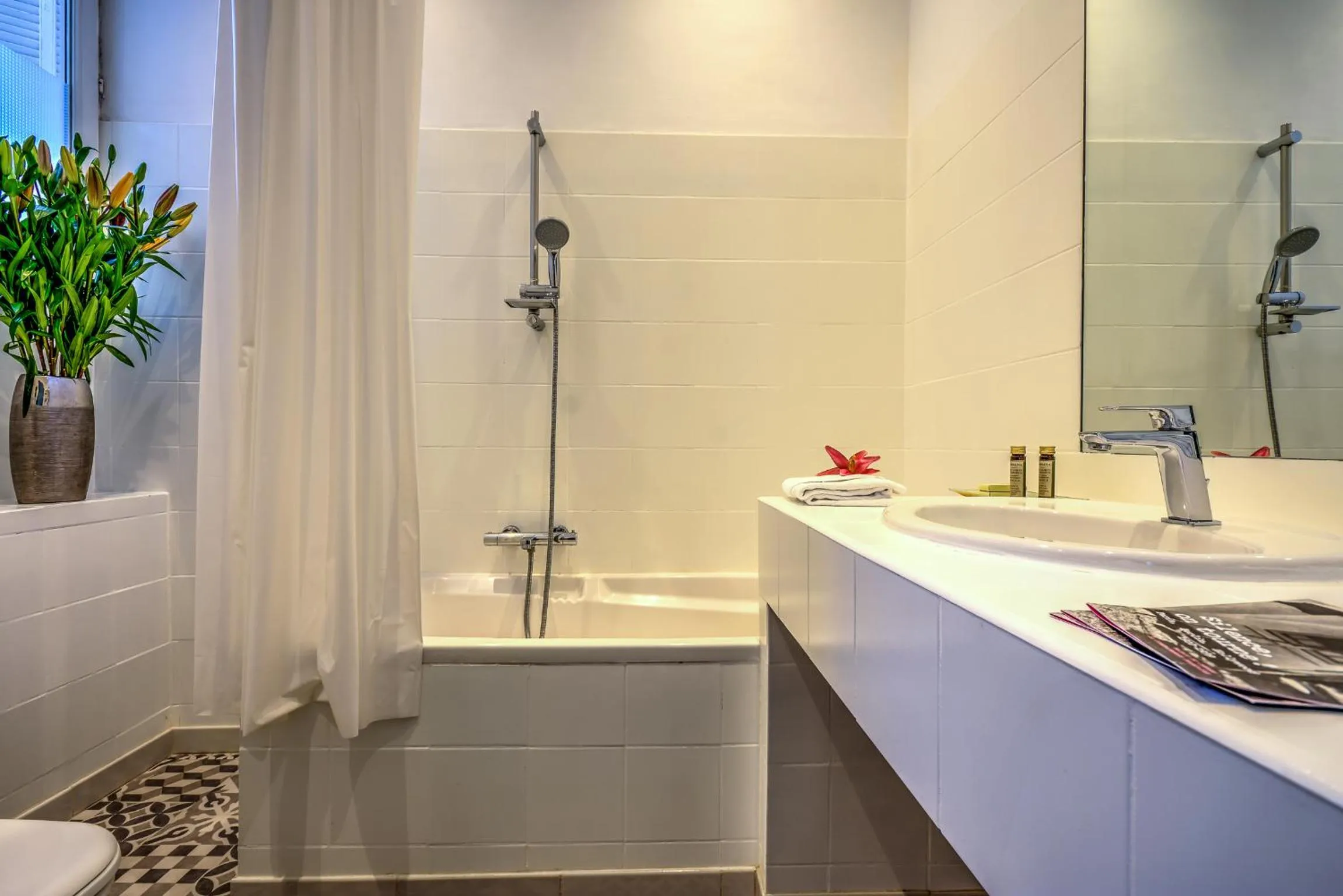 Bathroom in Villa Claudia Hotel Cannes Centre - Parking