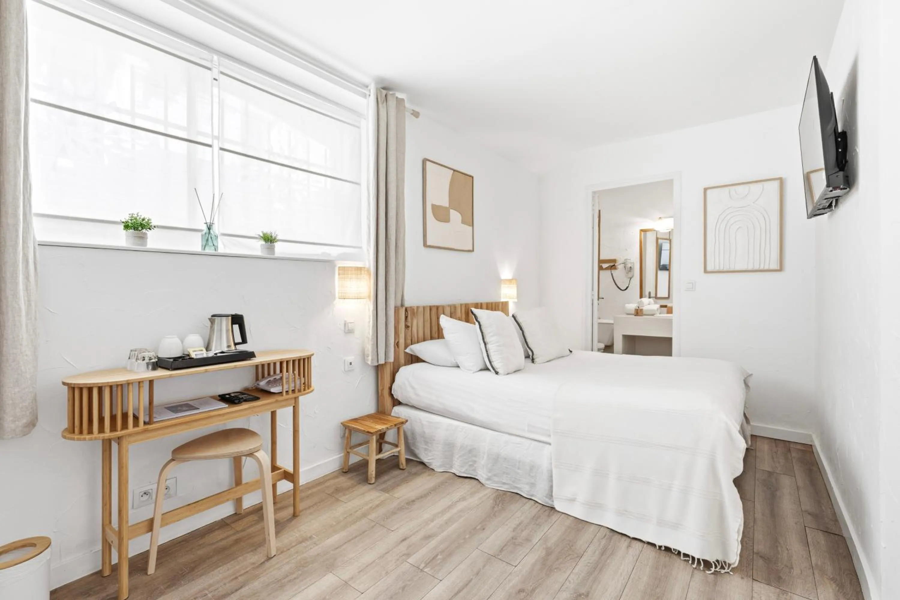 Photo of the whole room, Bed in Villa Claudia Hotel Cannes Centre - Parking