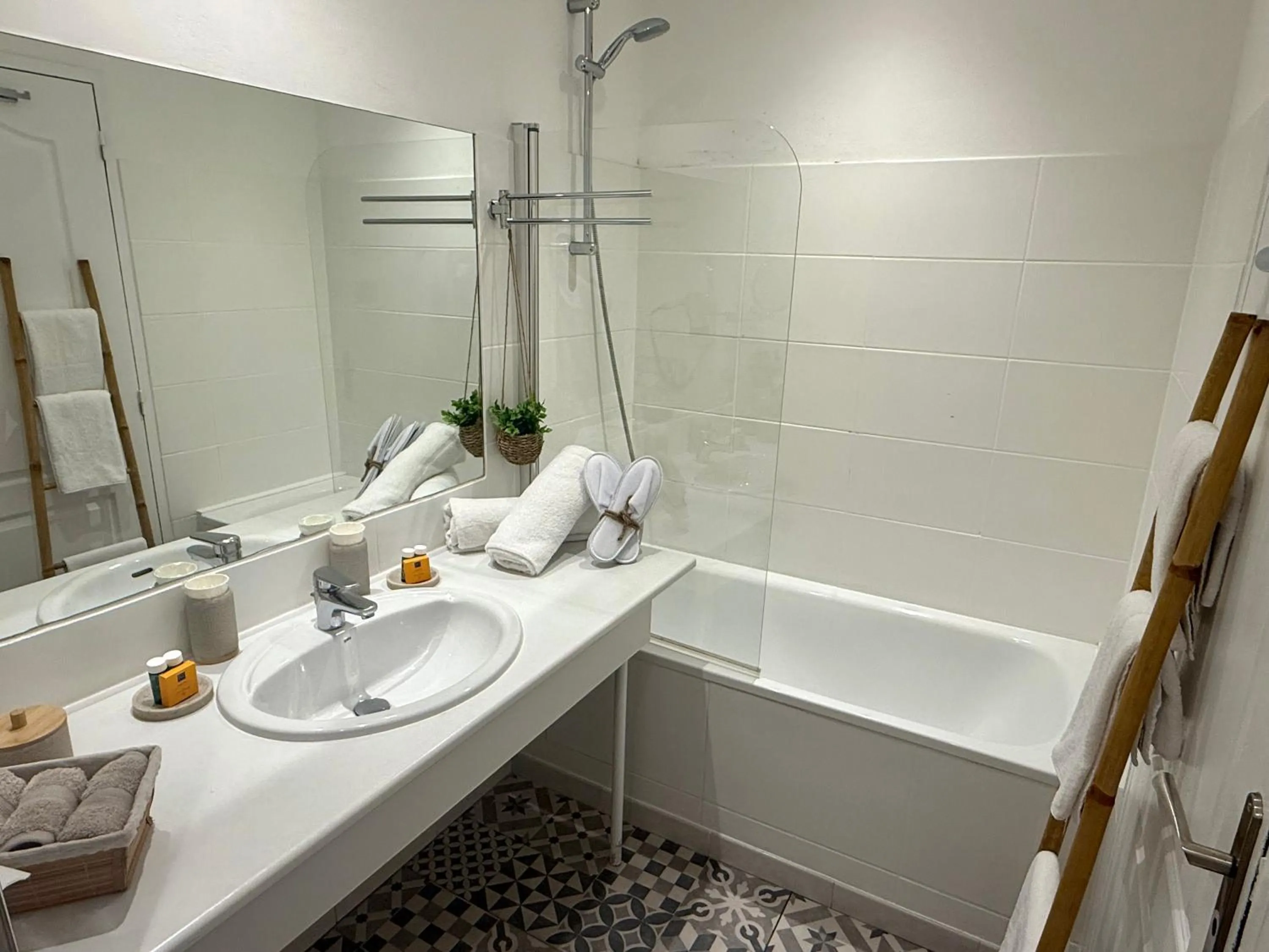 Shower in Villa Claudia Hotel Cannes Centre - Parking