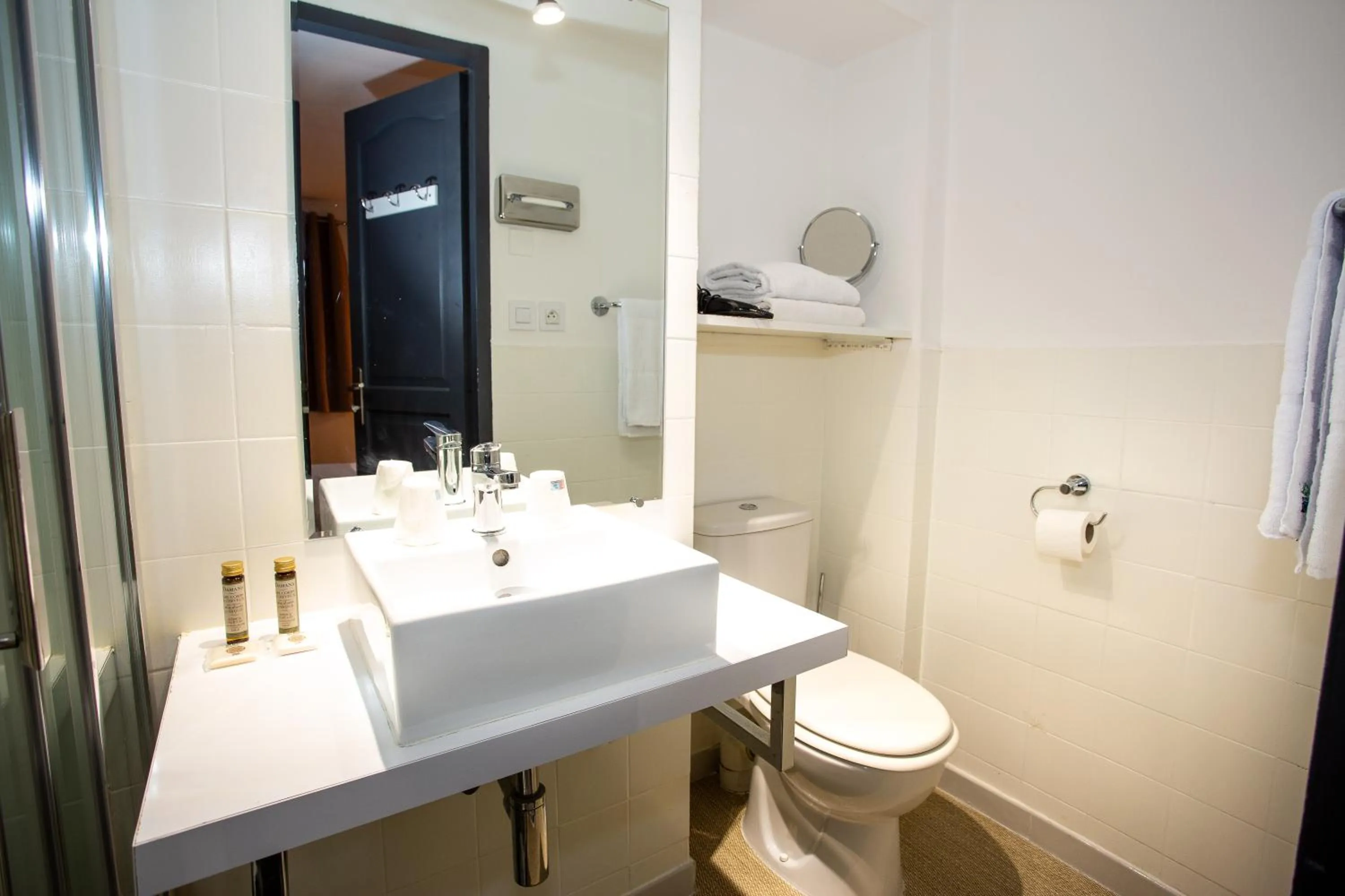 Shower in Villa Claudia Hotel Cannes Centre - Parking