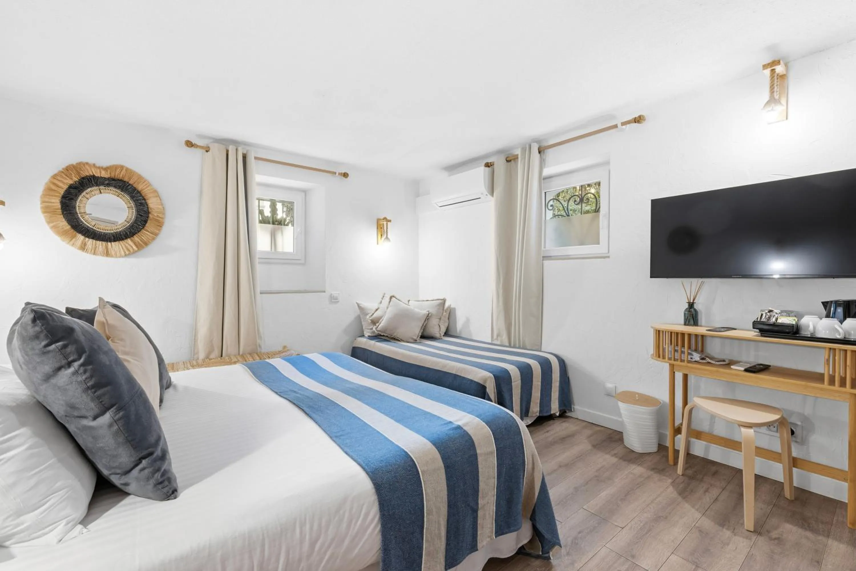 Bed in Villa Claudia Hotel Cannes Centre - Parking