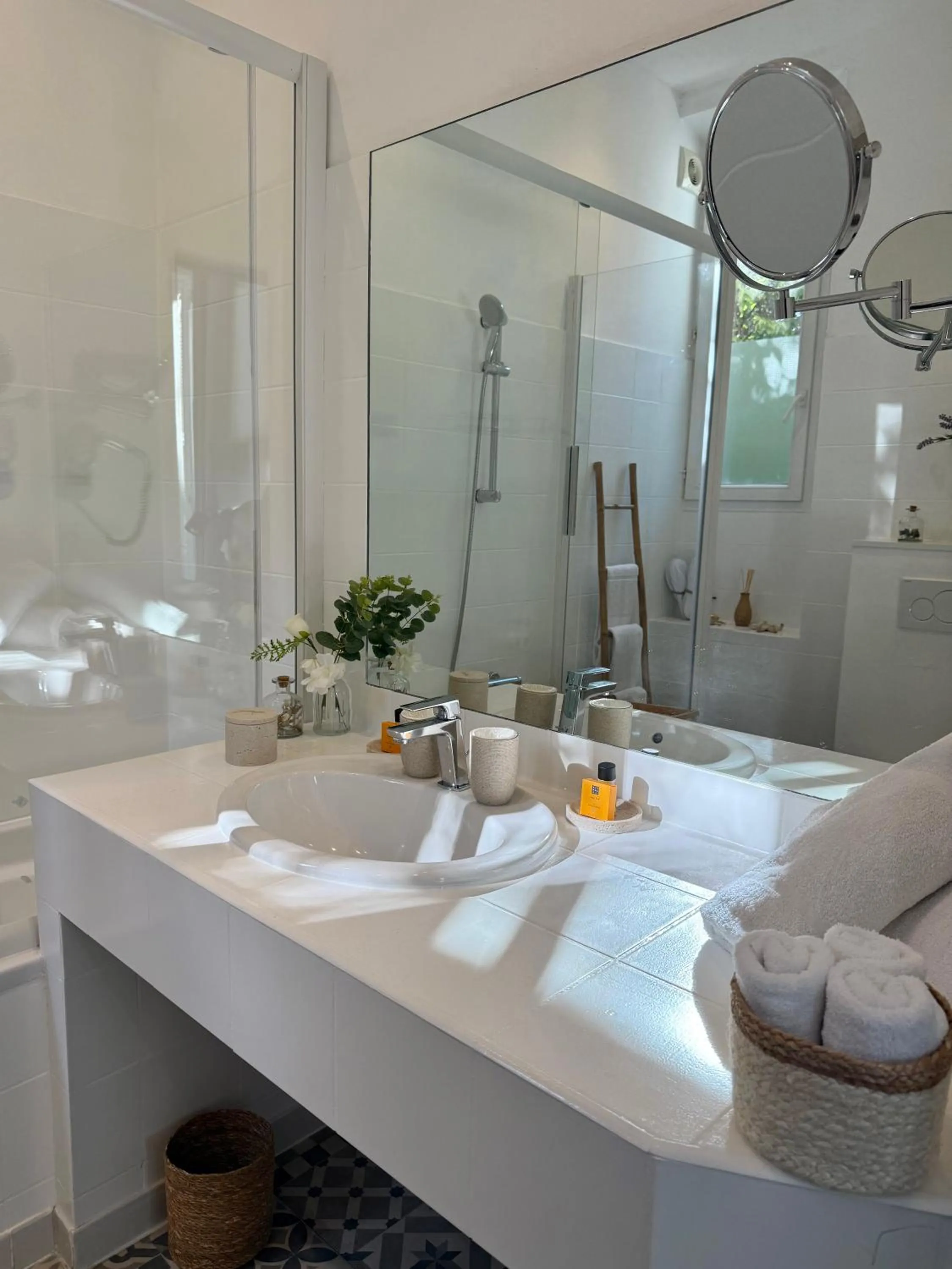 Bathroom in Villa Claudia Hotel Cannes Centre - Parking