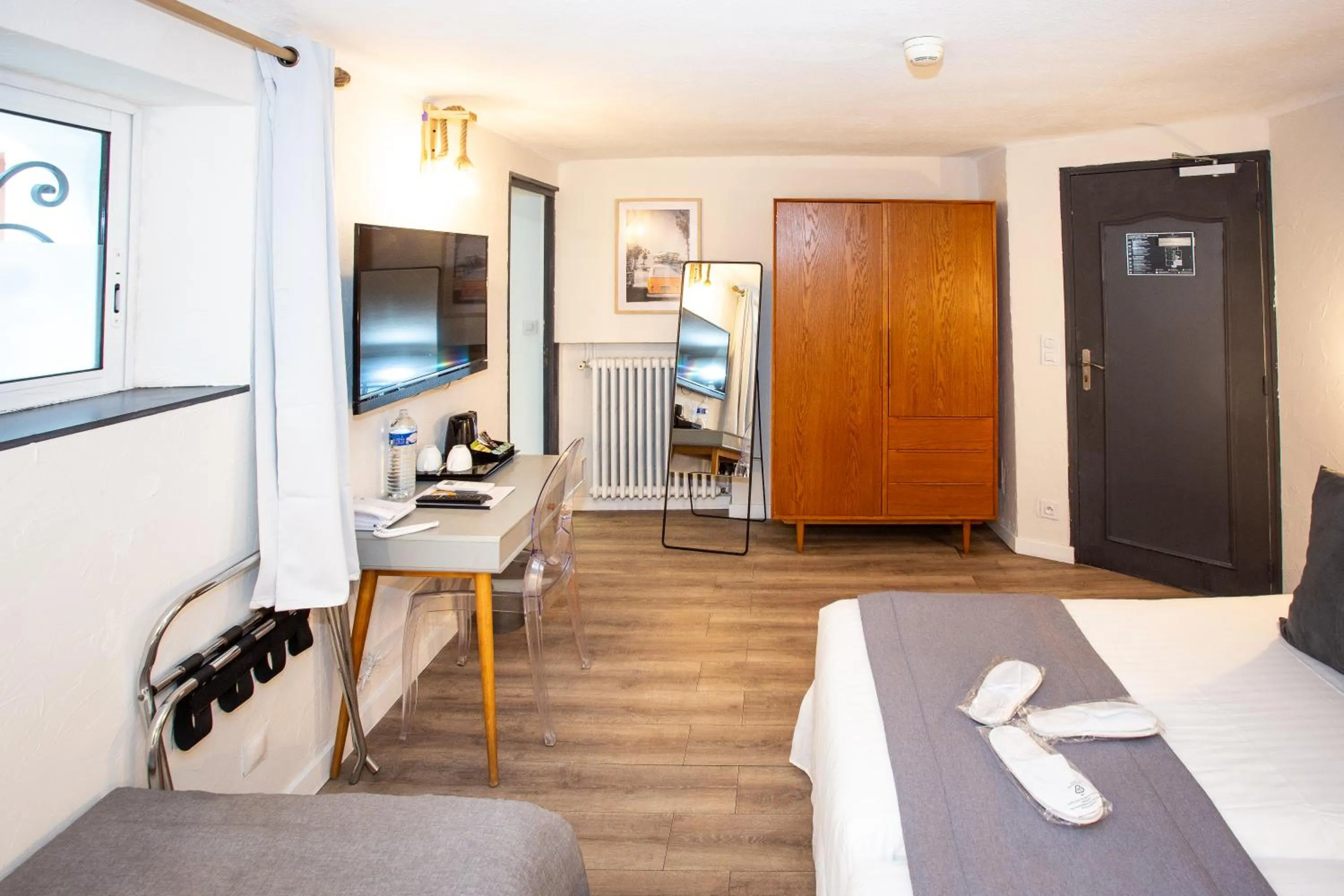 Bed in Villa Claudia Hotel Cannes Centre - Parking