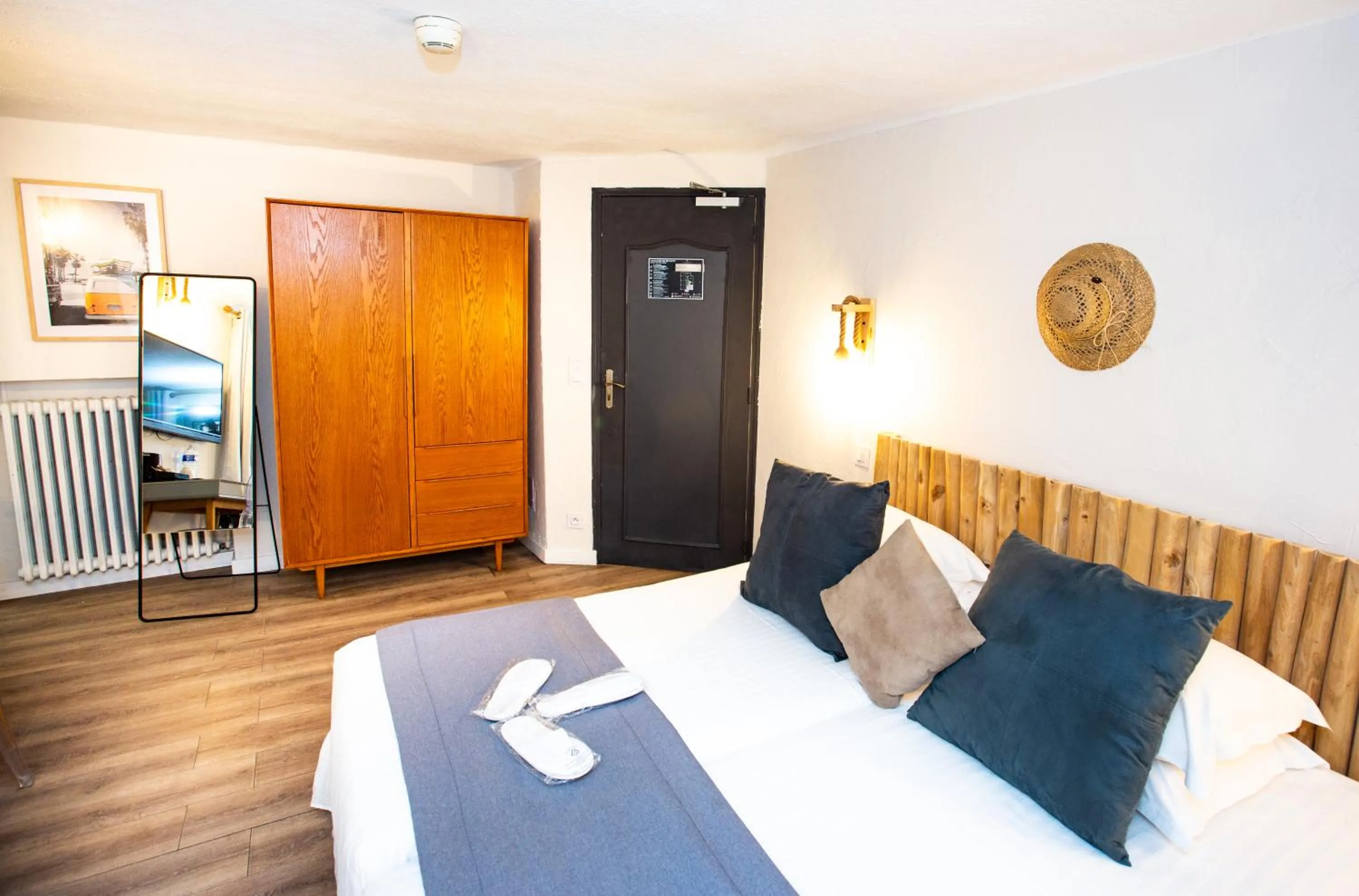 Bed in Villa Claudia Hotel Cannes Centre - Parking