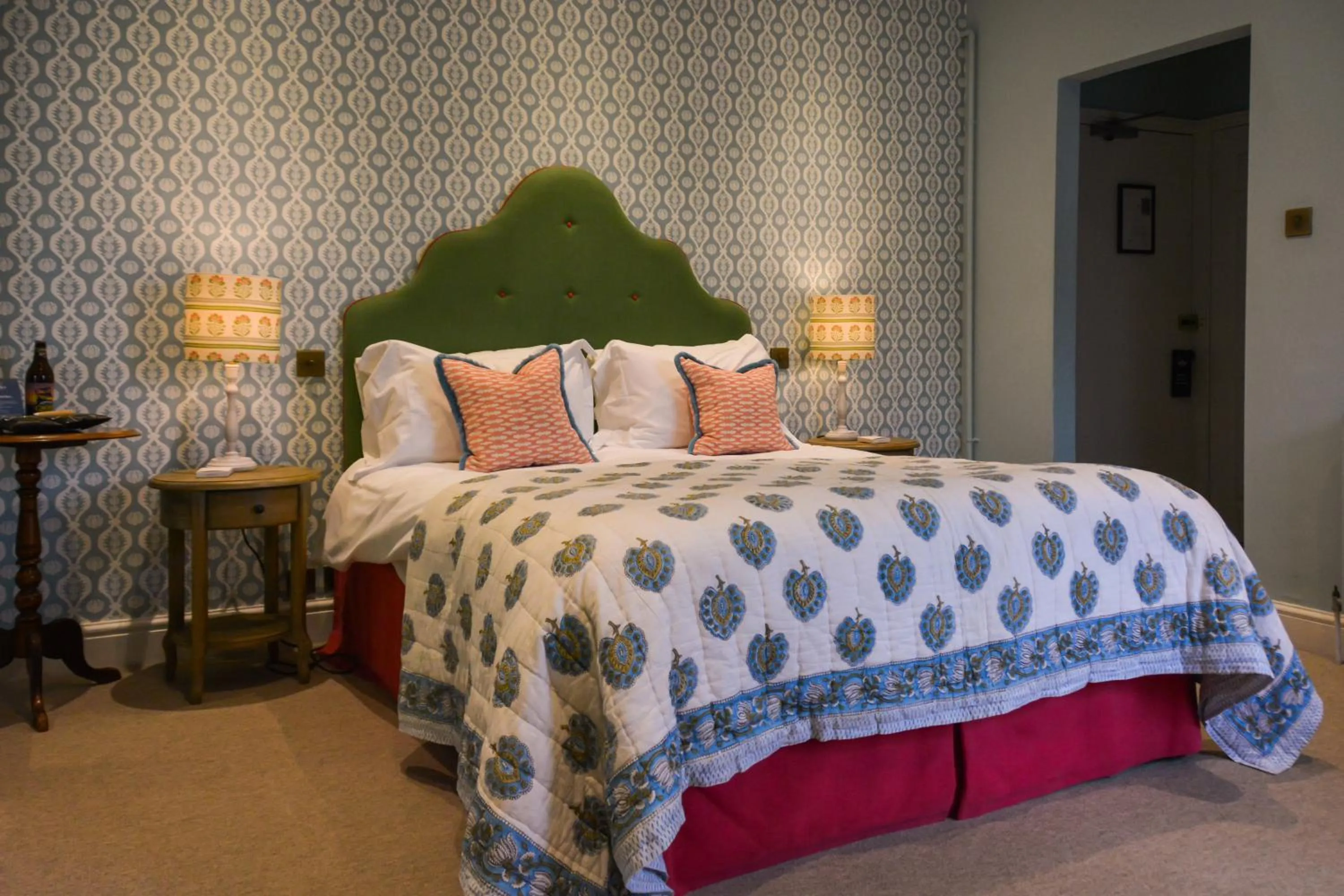 Bedroom, Bed in Crown Hotel