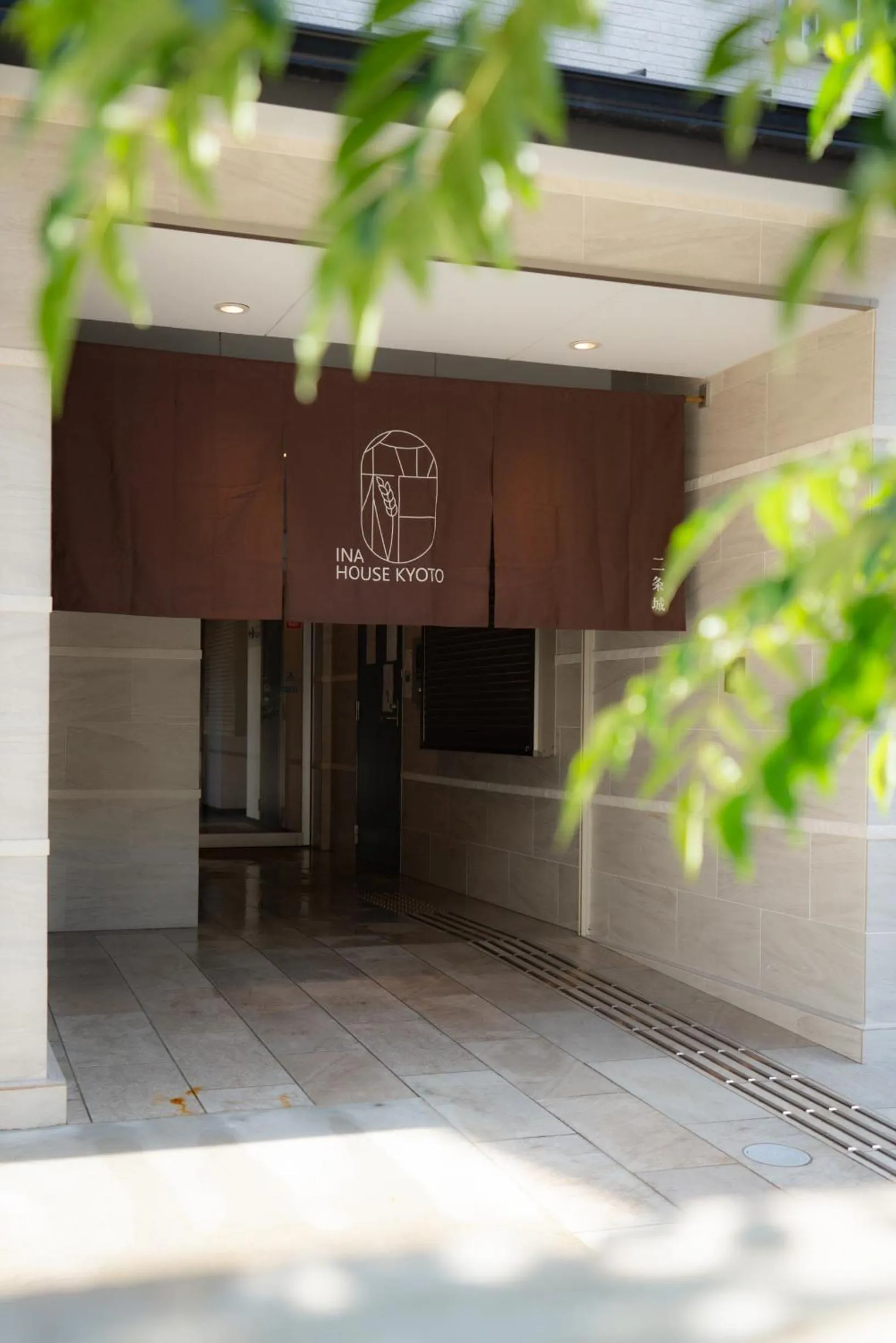 Facade/entrance in INA HOUSE Nijojo