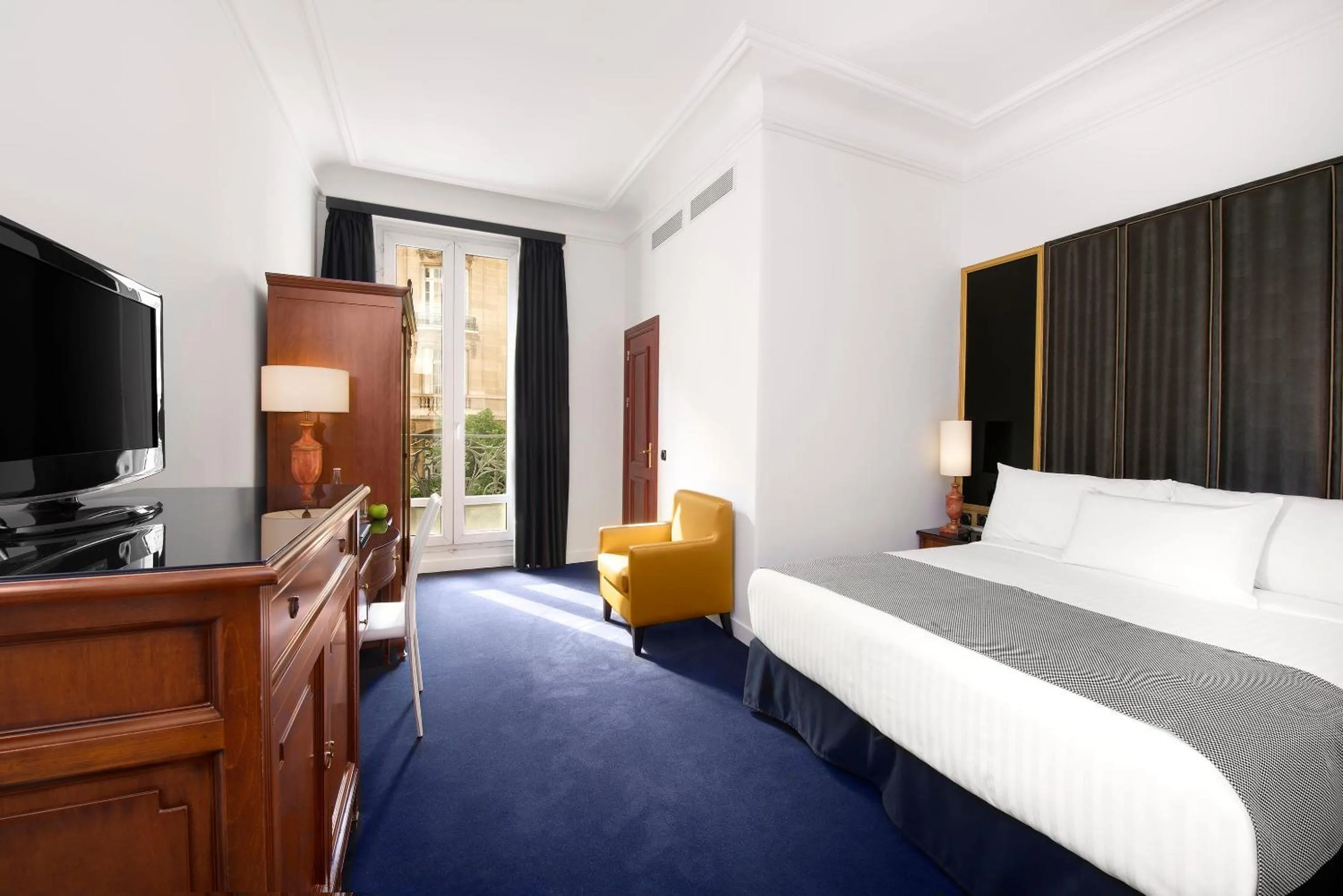 Property building, Bed in Meliá Paris Champs Elysées