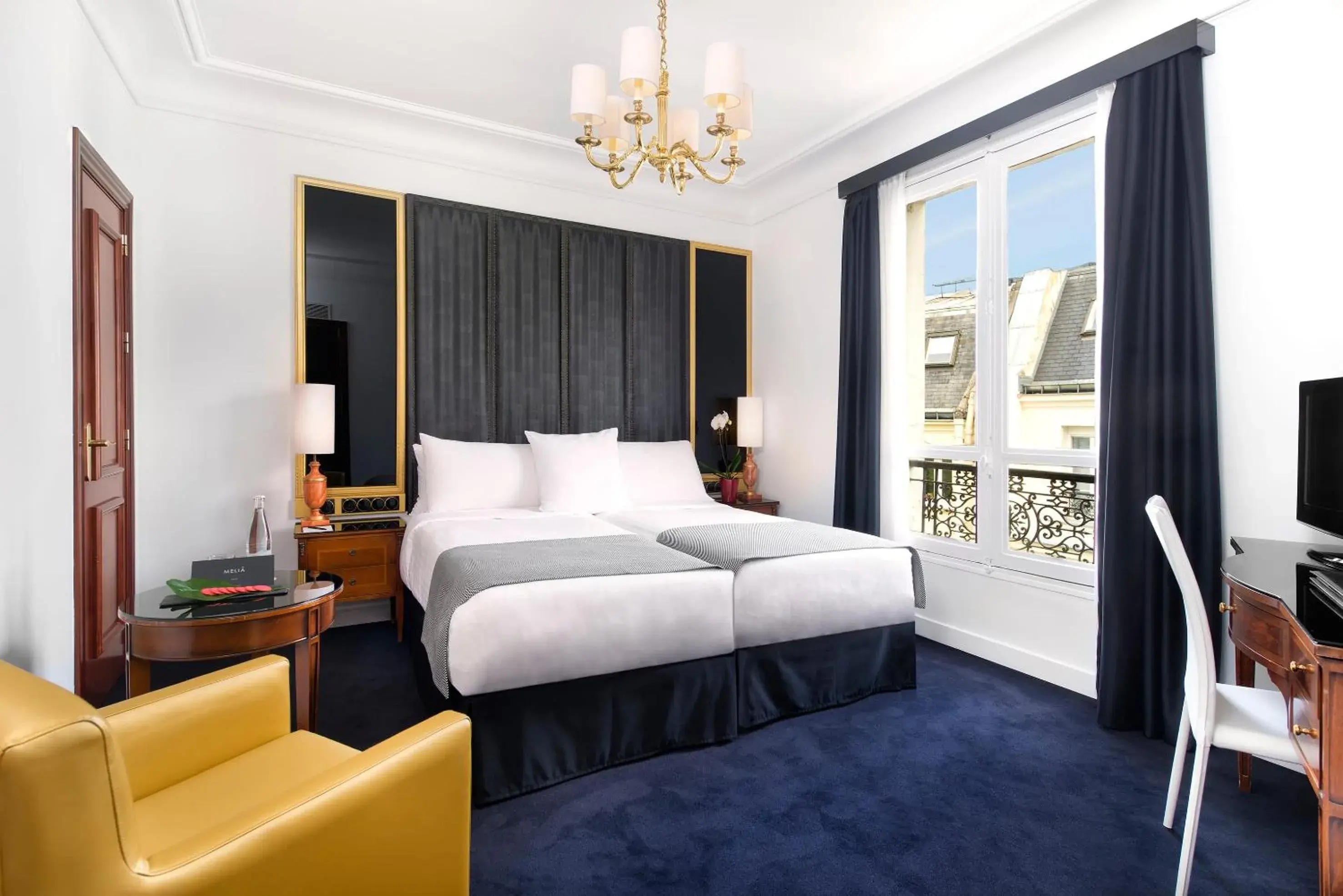Property building, Bed in Meliá Paris Champs Elysées Property building, Bed in Meliá Paris Champs Elysées