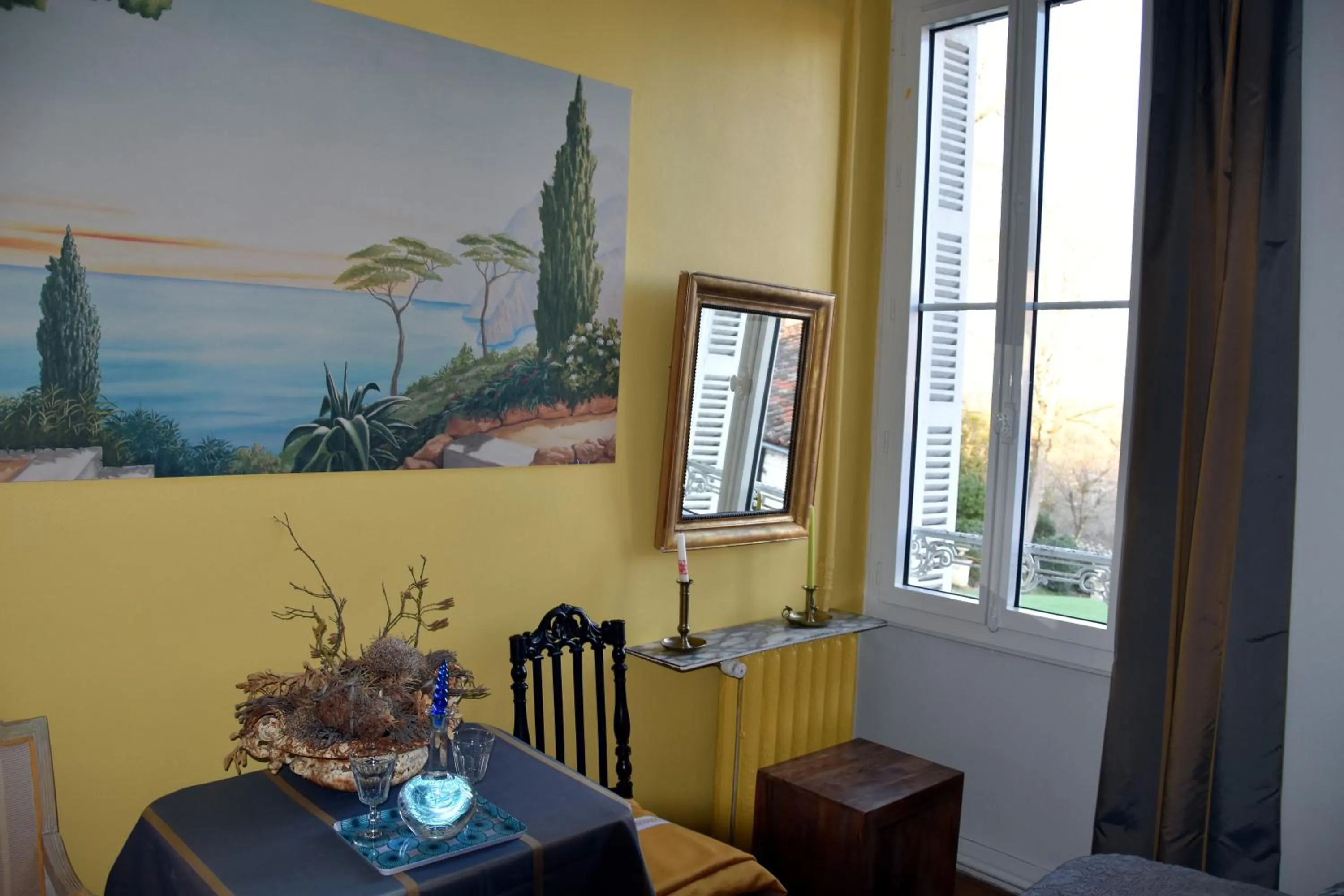 Decorative detail in Les Hirondelles