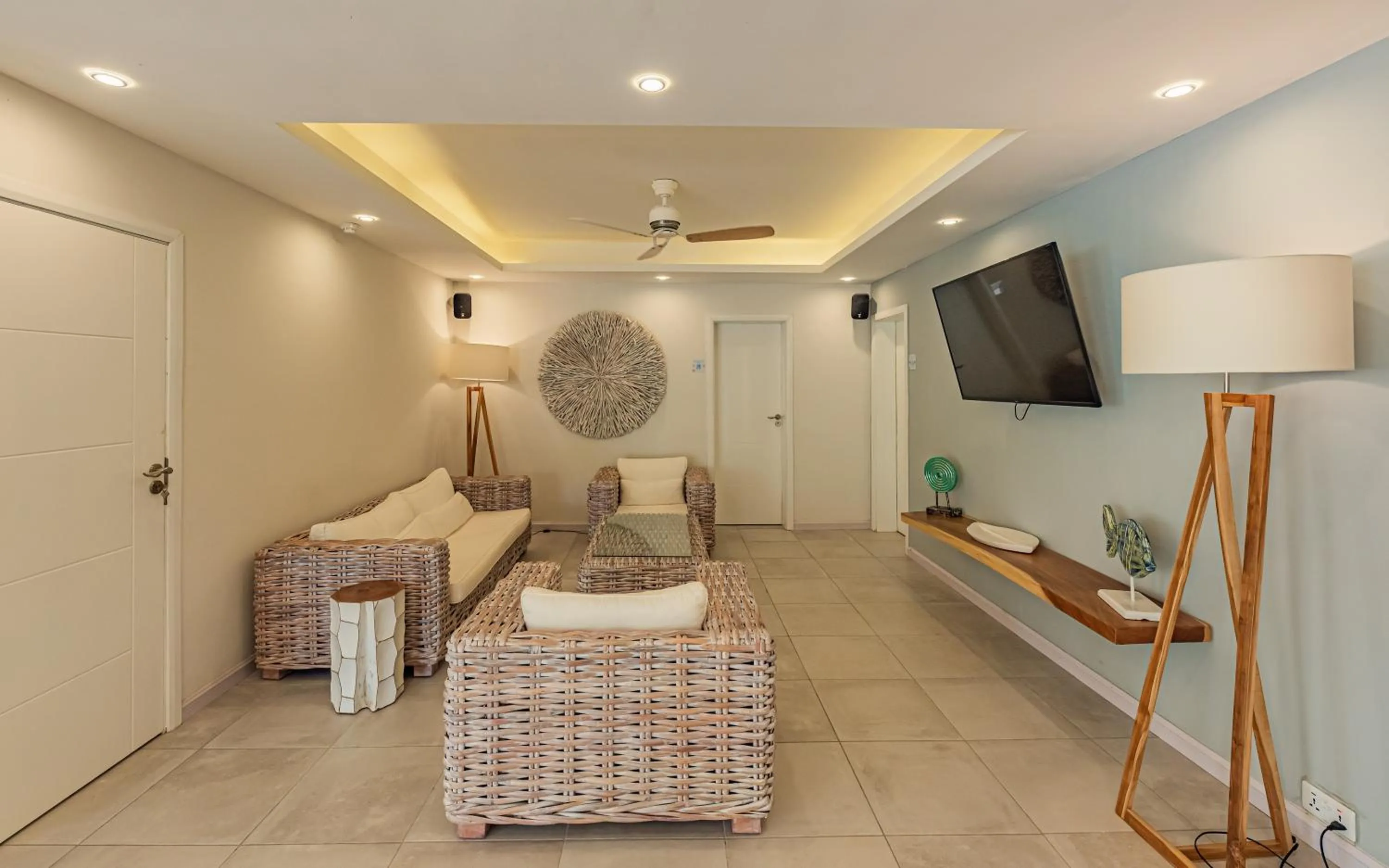 Communal lounge/ TV room, Bed in Seastar Hotel