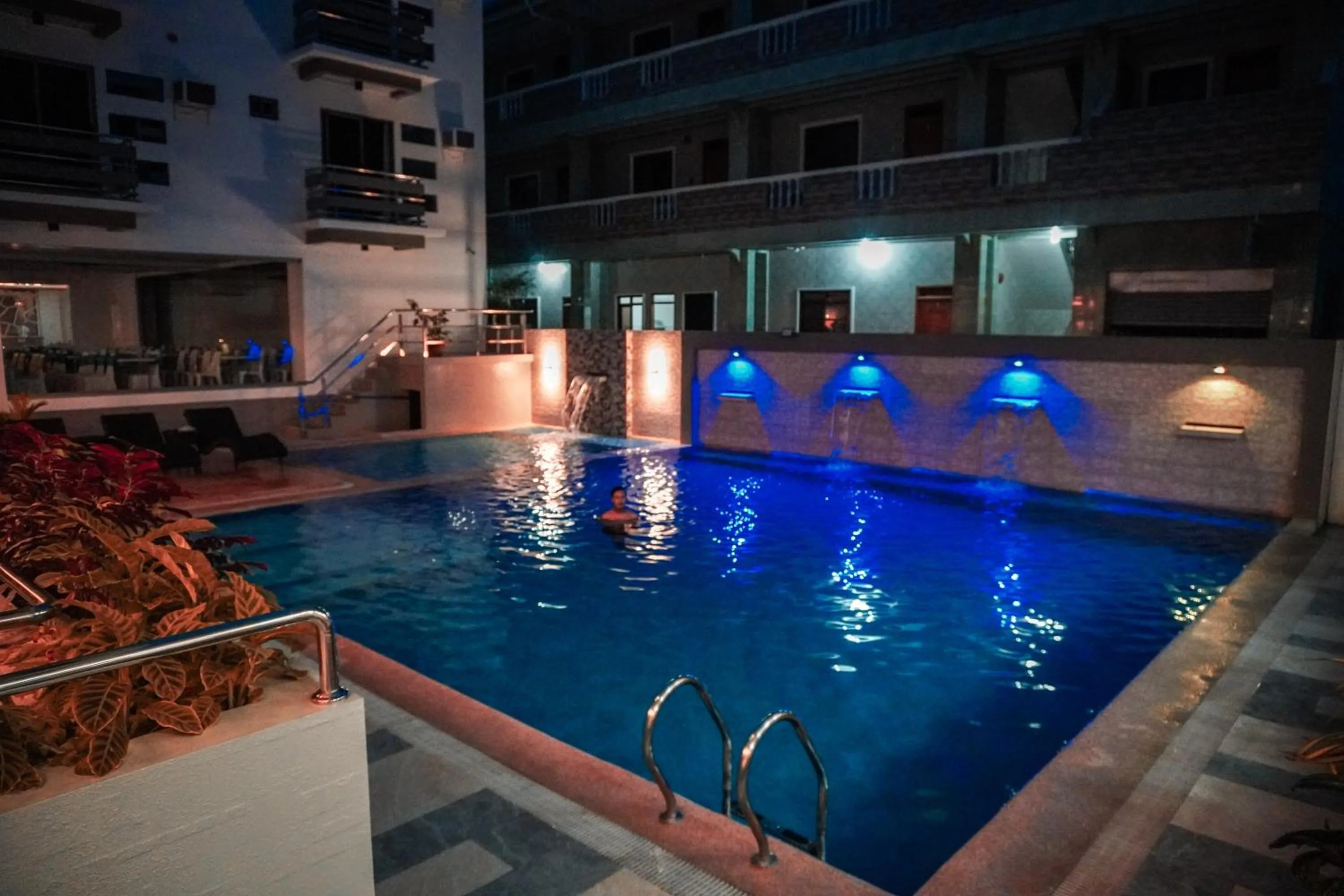 Swimming pool in The Mang-Yan Grand Hotel powered by Cocotel