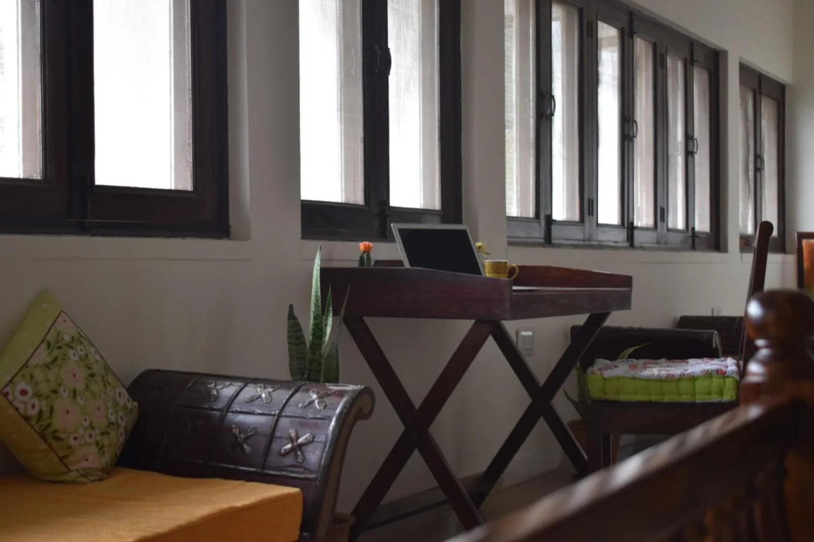 Seating area in Horn Ok Please Hostel Jaipur