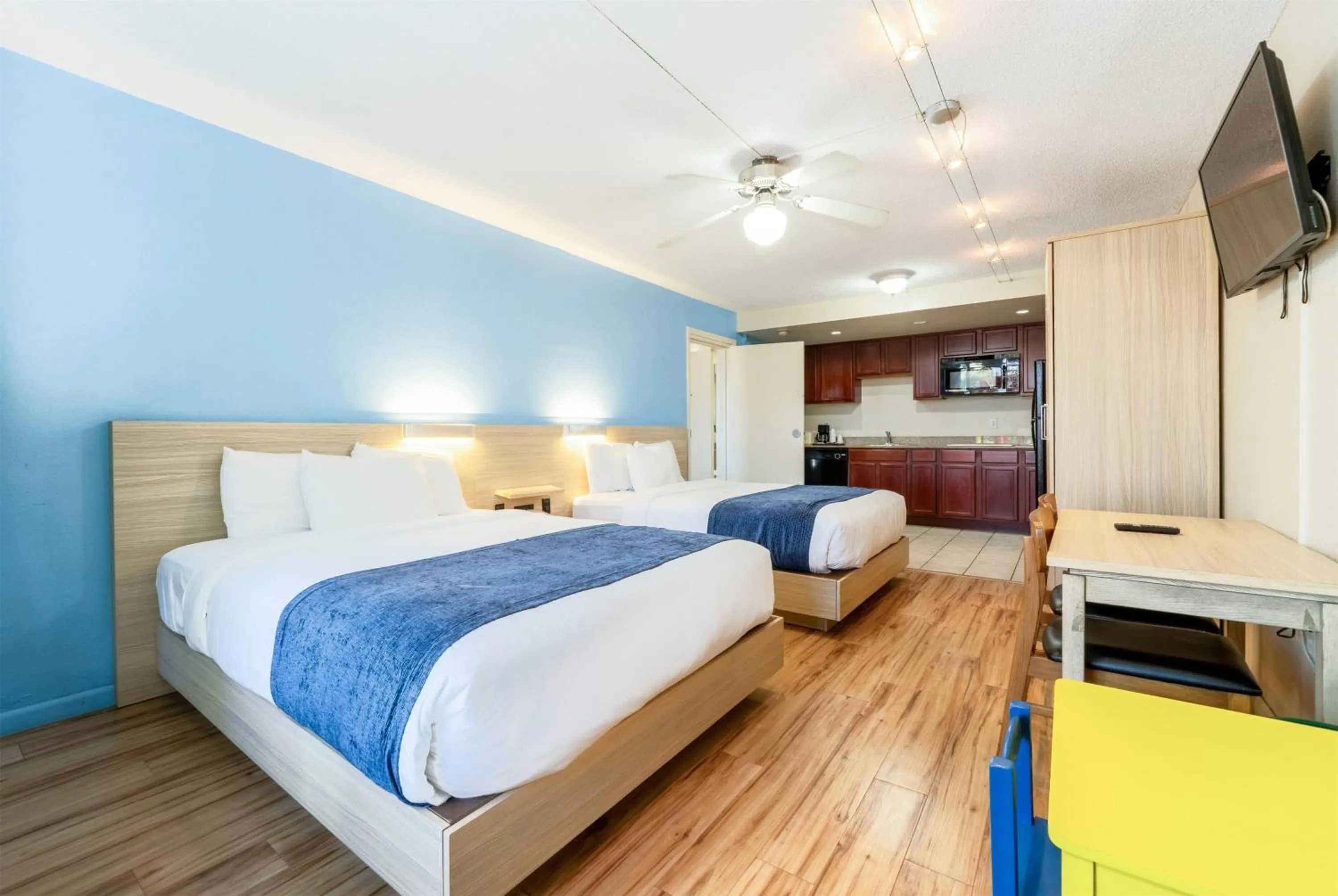 Photo of the whole room, Bed in Ramada by Wyndham Flamingo Water Park