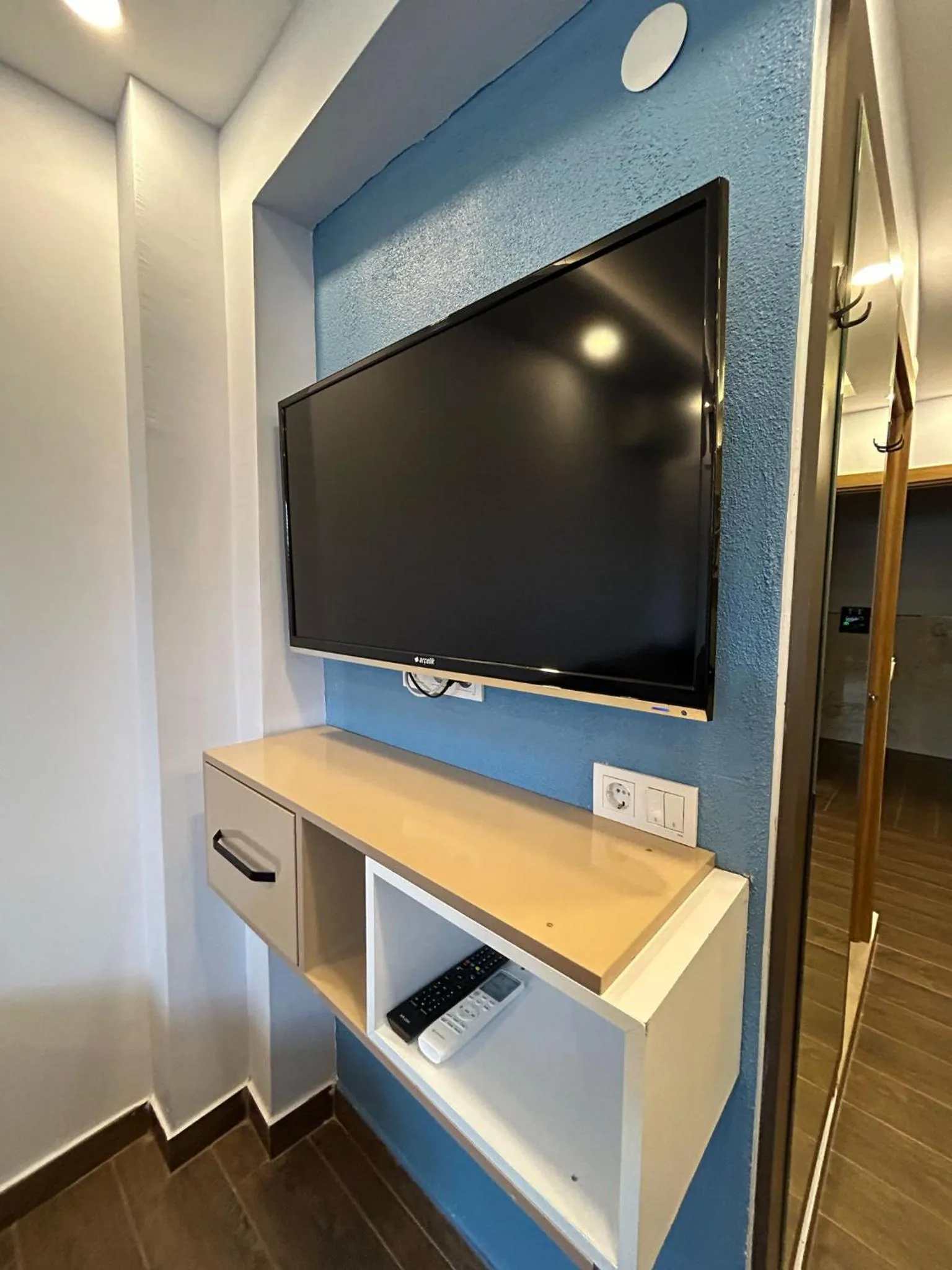 Communal lounge/ TV room in Hira Hotel