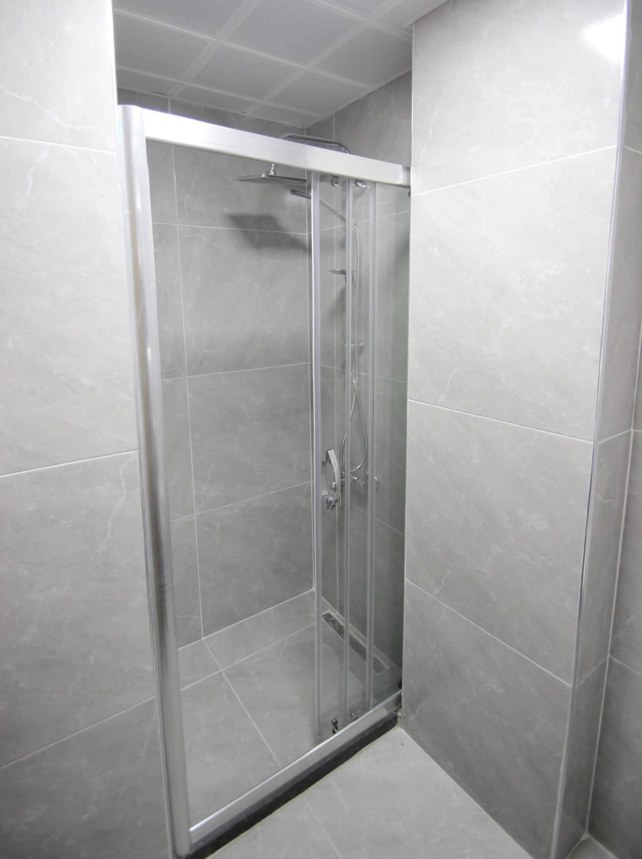 Bathroom in Hira Hotel