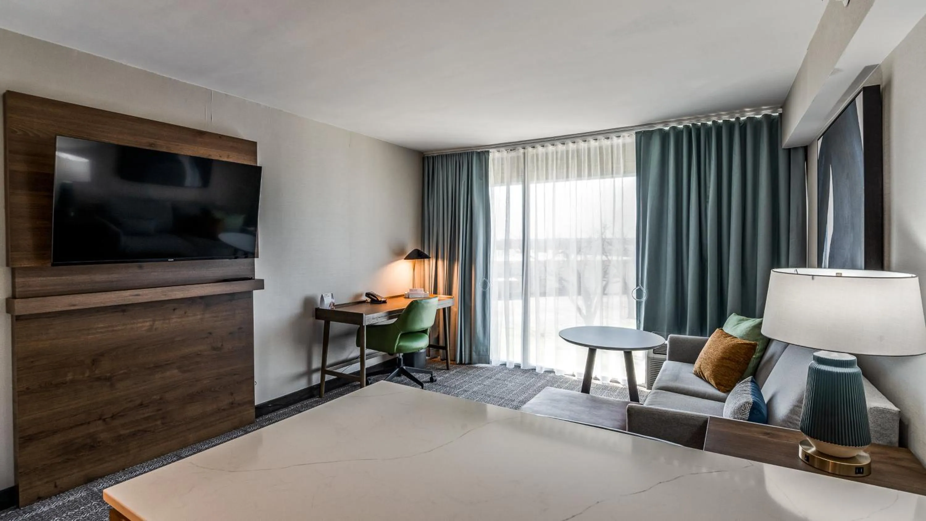 Photo of the whole room, Bed in Staybridge Suites Dallas Market Ctr Love Field by IHG