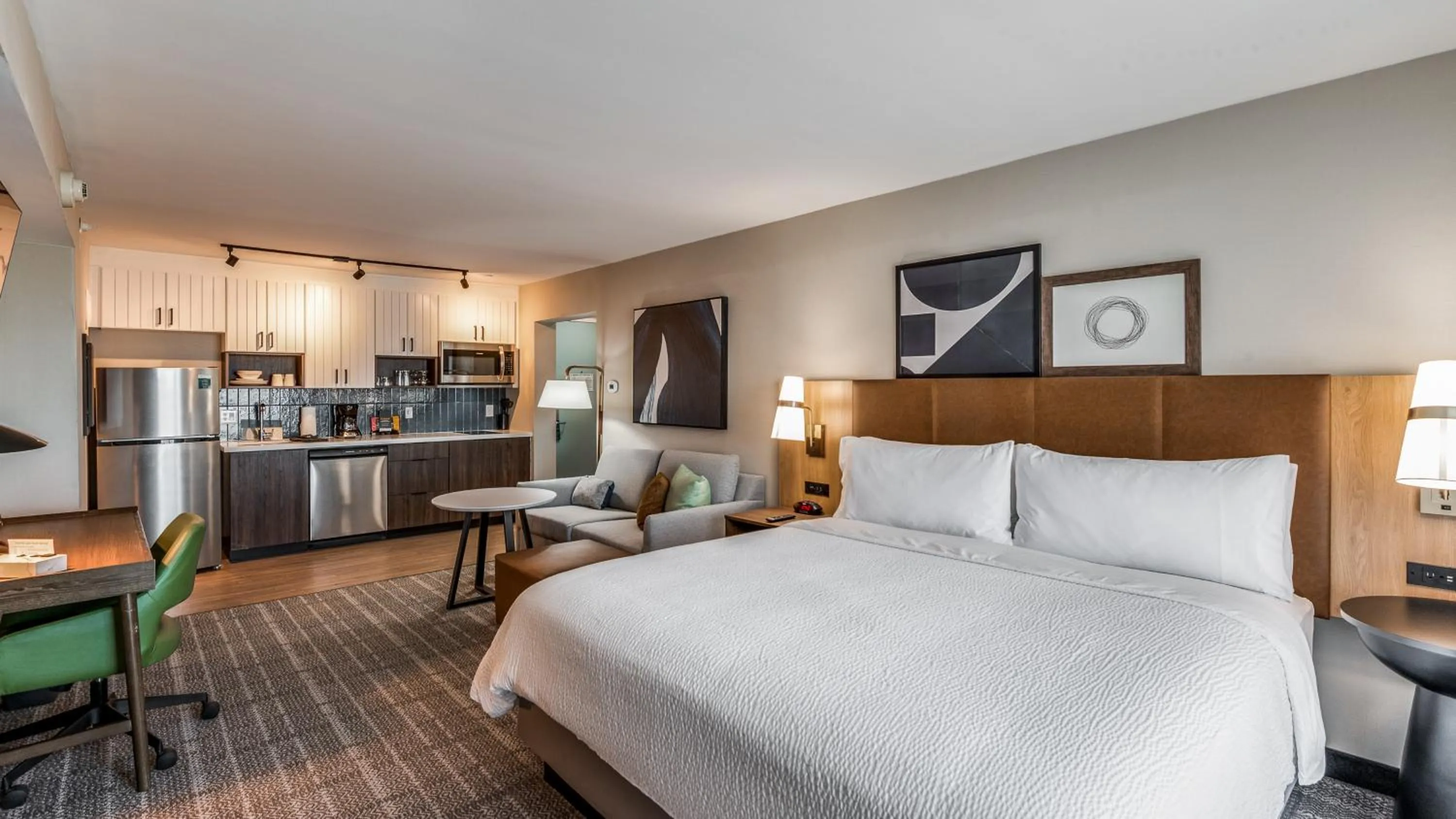 Kitchen or kitchenette, Bed in Staybridge Suites Dallas Market Ctr Love Field by IHG