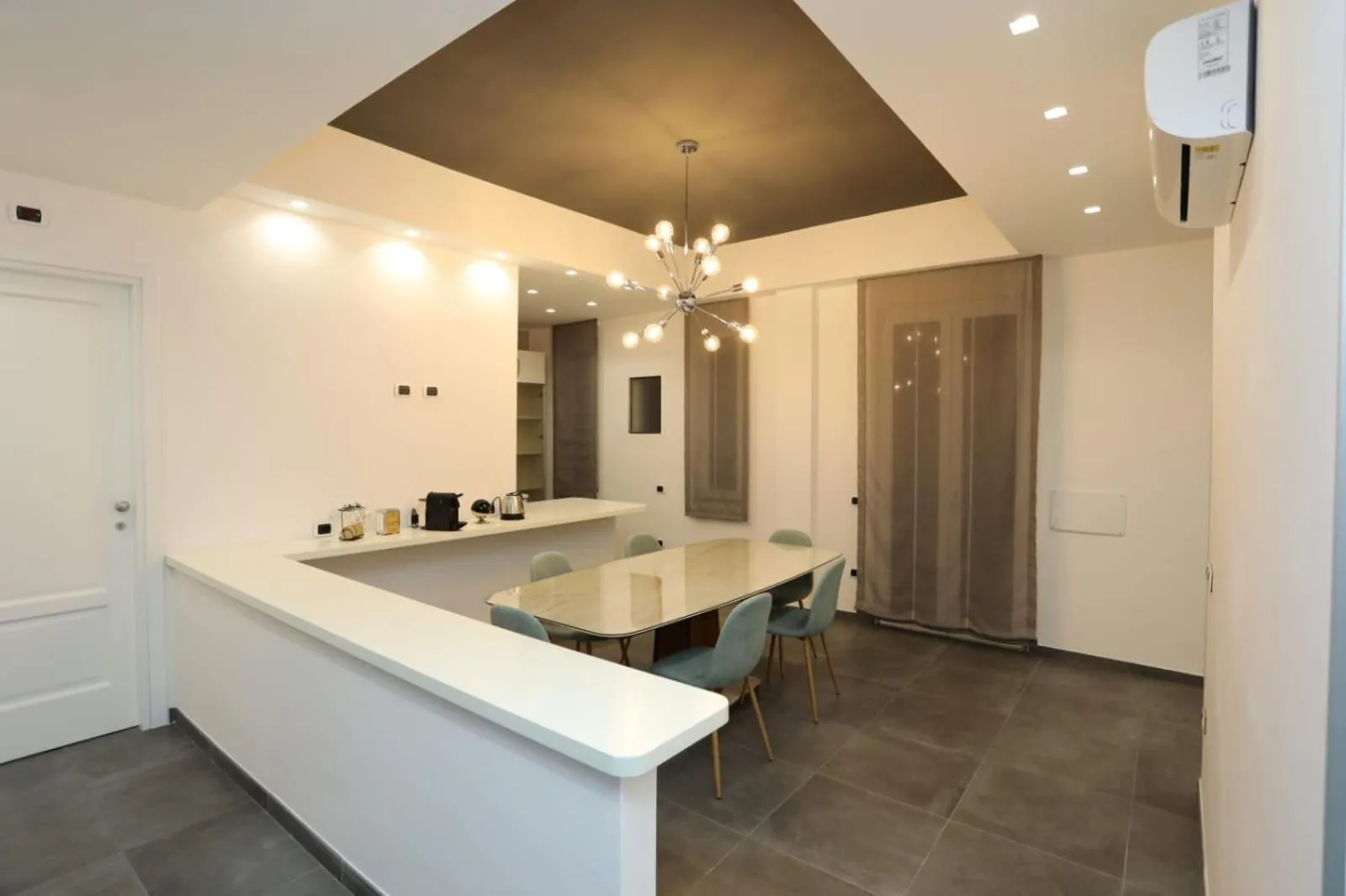 Delia Rooms & Gallery