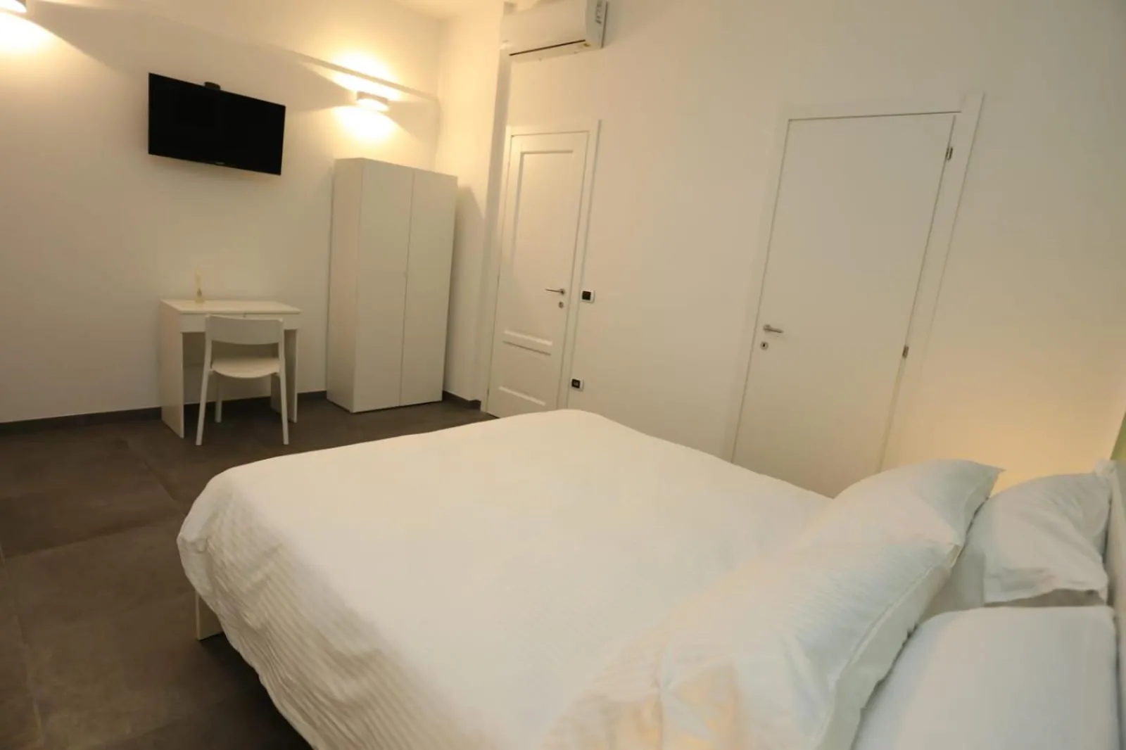 Bed in Delia Rooms & Gallery