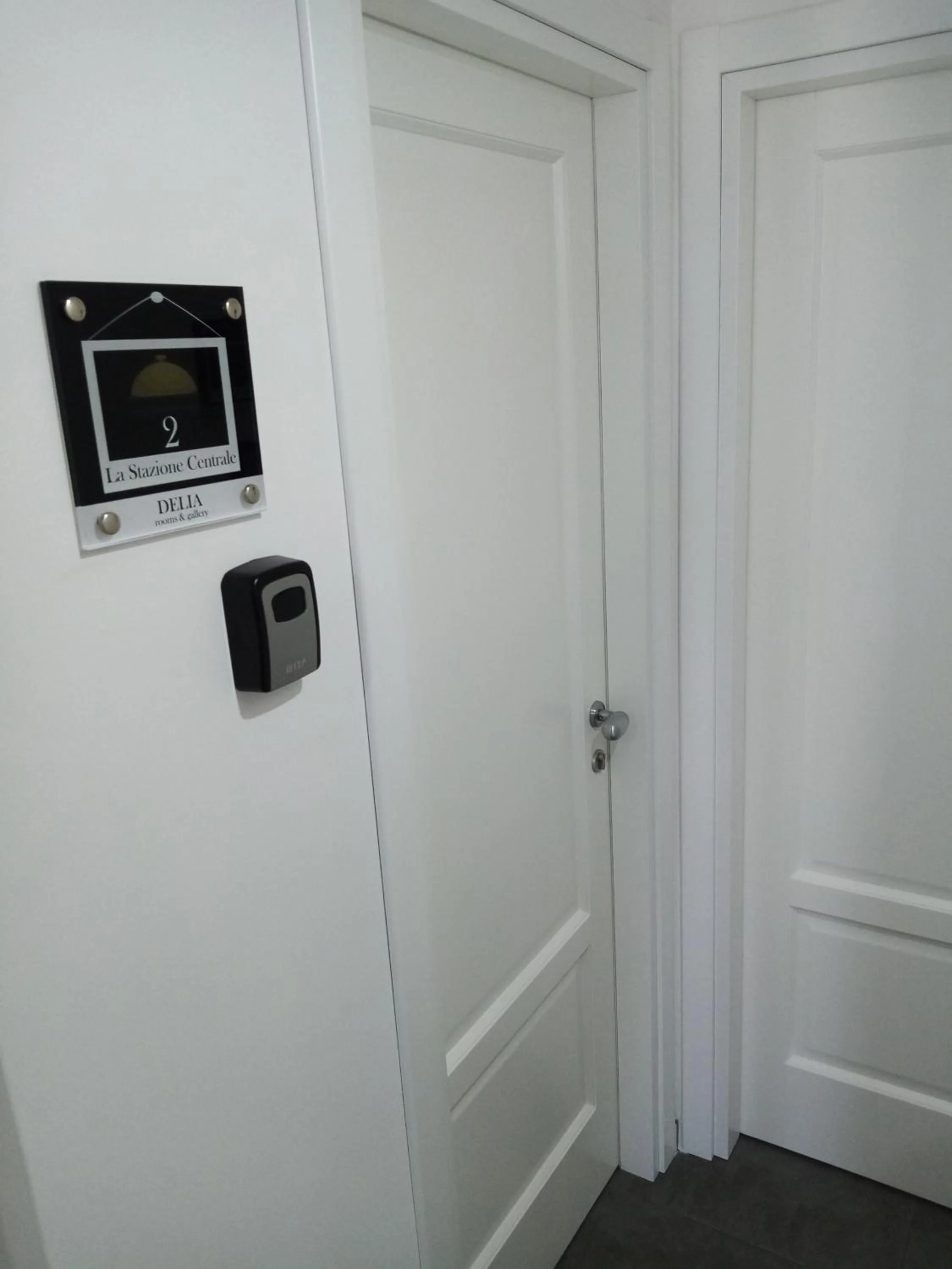 Delia Rooms & Gallery