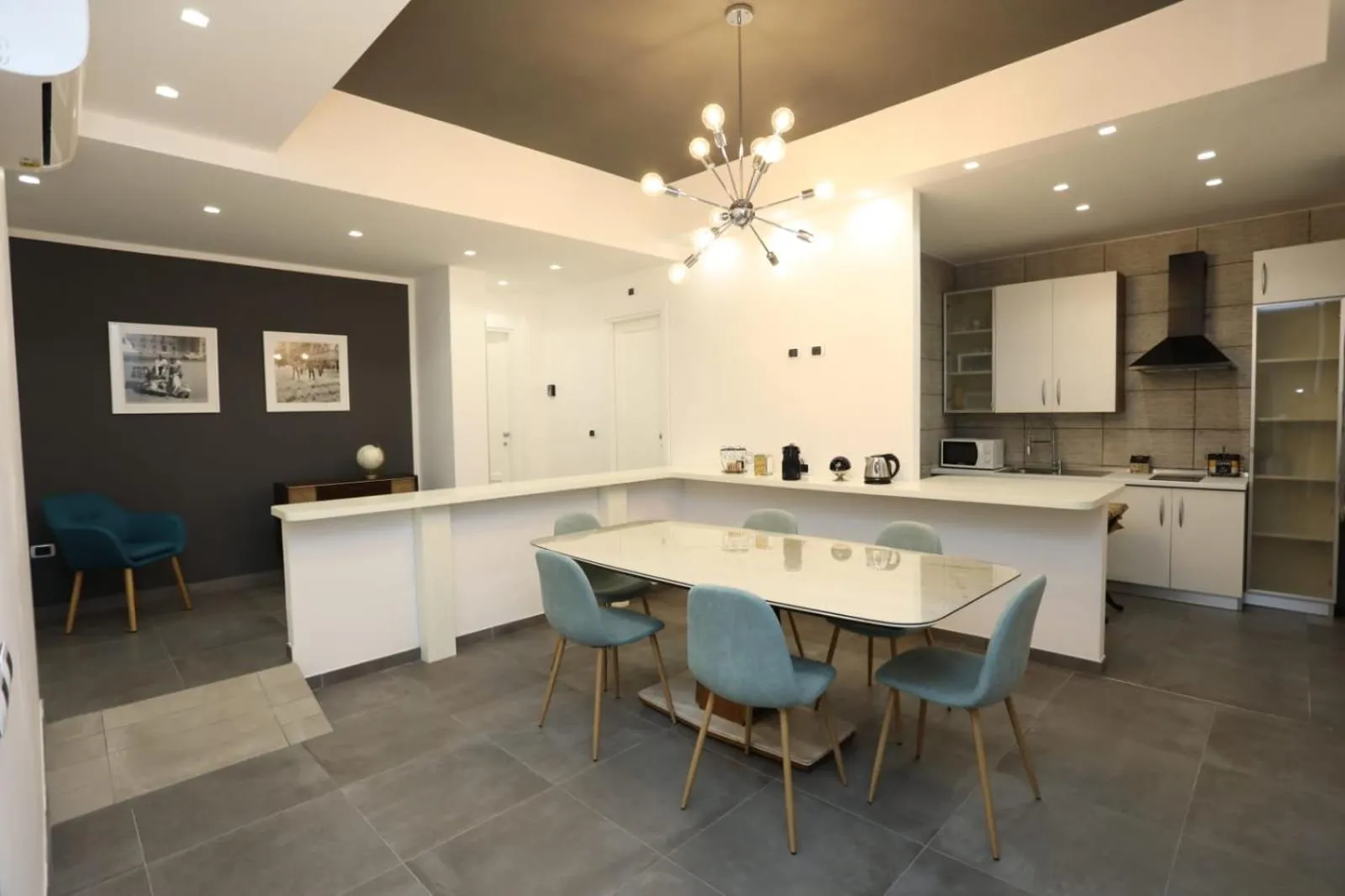 Delia Rooms & Gallery