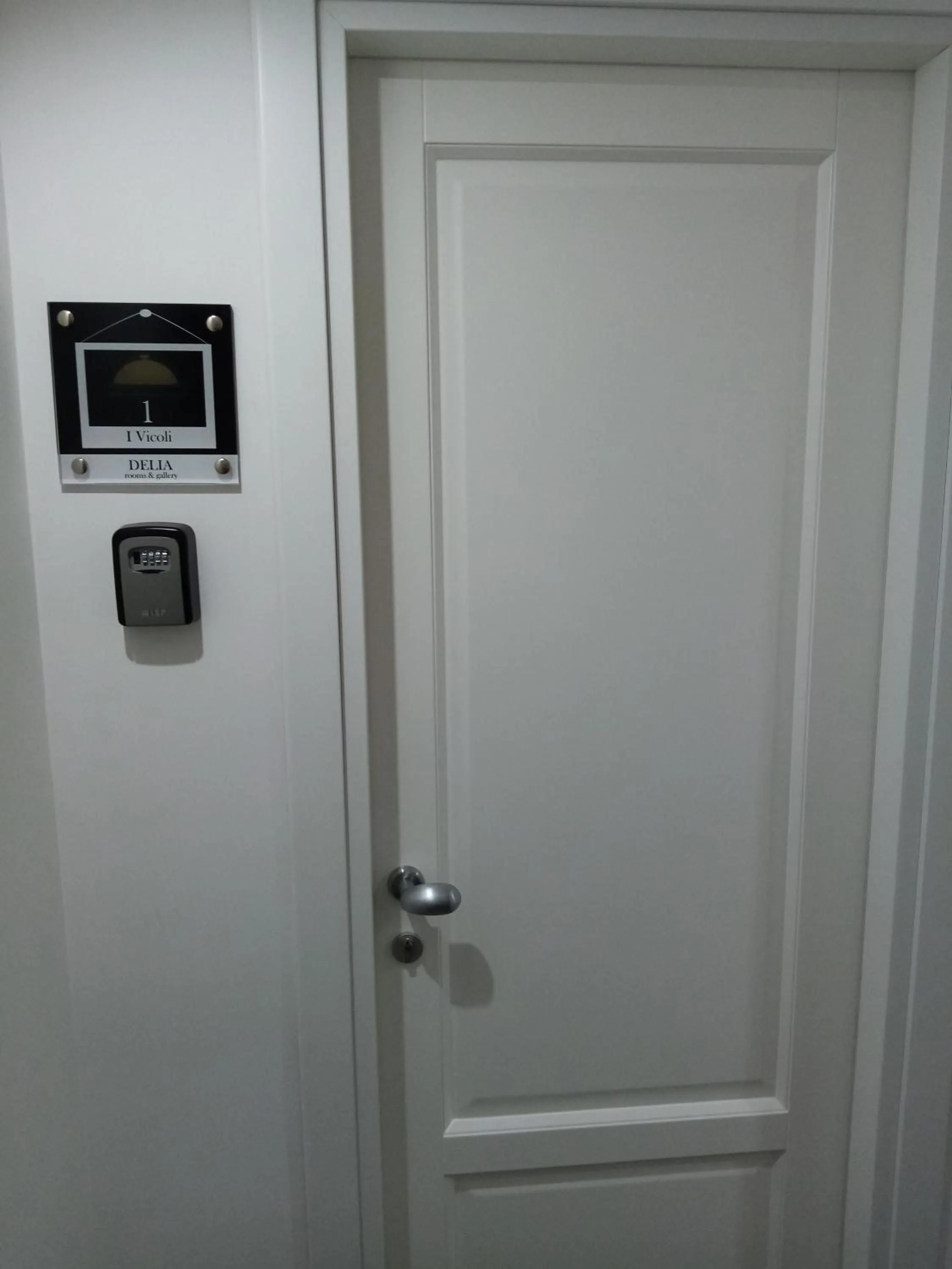 Delia Rooms & Gallery