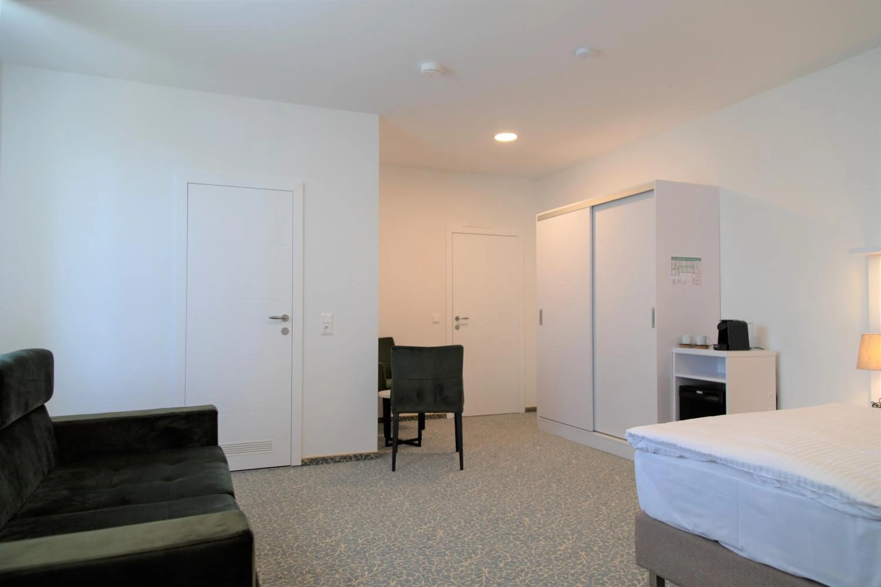 Living room, Bed in Amplidi Hotel Hannover